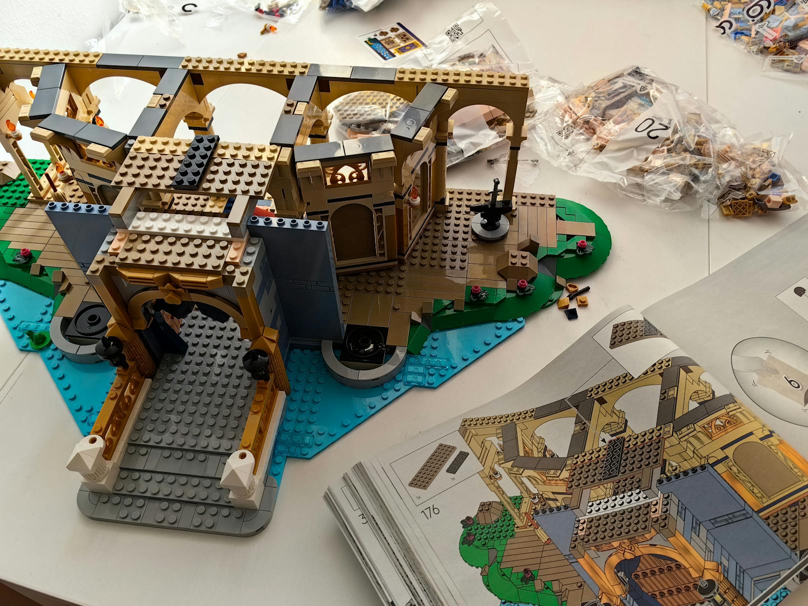 Das neue LEGO Disney Schloss hat ein paar neue Tricks in petto. Besonders gut gefallen uns die sandblauen Wände und die hellen Nougatwände.
