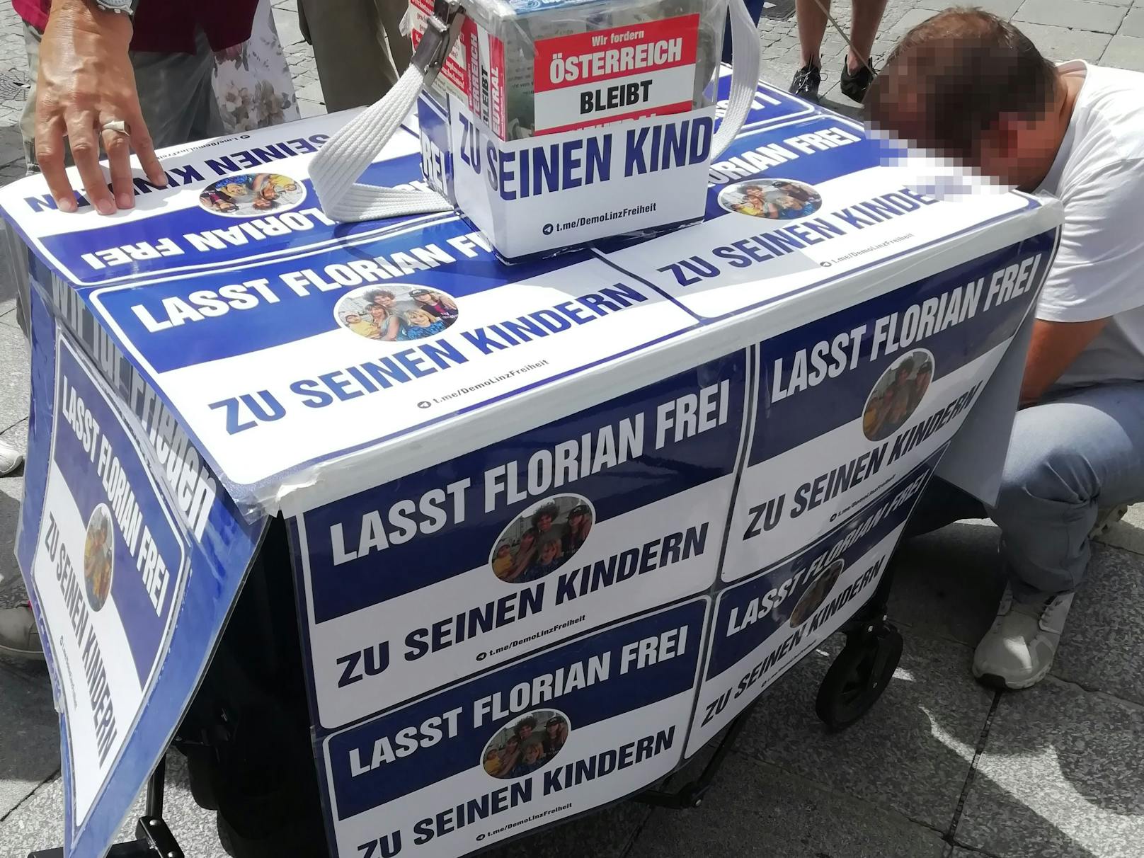 Bei Florian O. handelt es sich um einen polizeibekannten Corona-Leugner. Während der Pandemie wurde er zum Hauptorganisator der Linzer Corona-Demos.