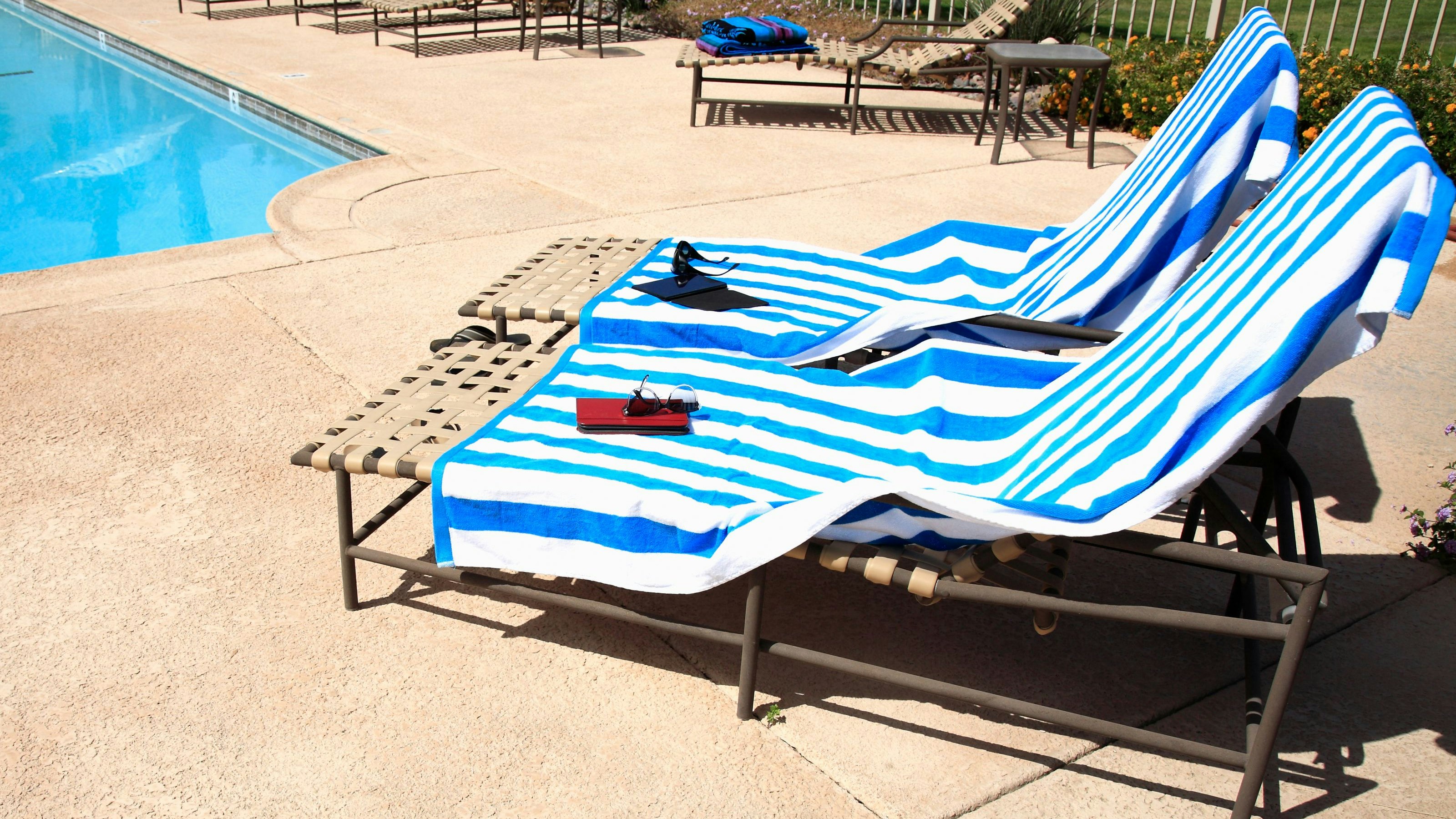 Liegestühle mit dem Badetuch zu reservieren, wird nicht überall gerne gesehen.