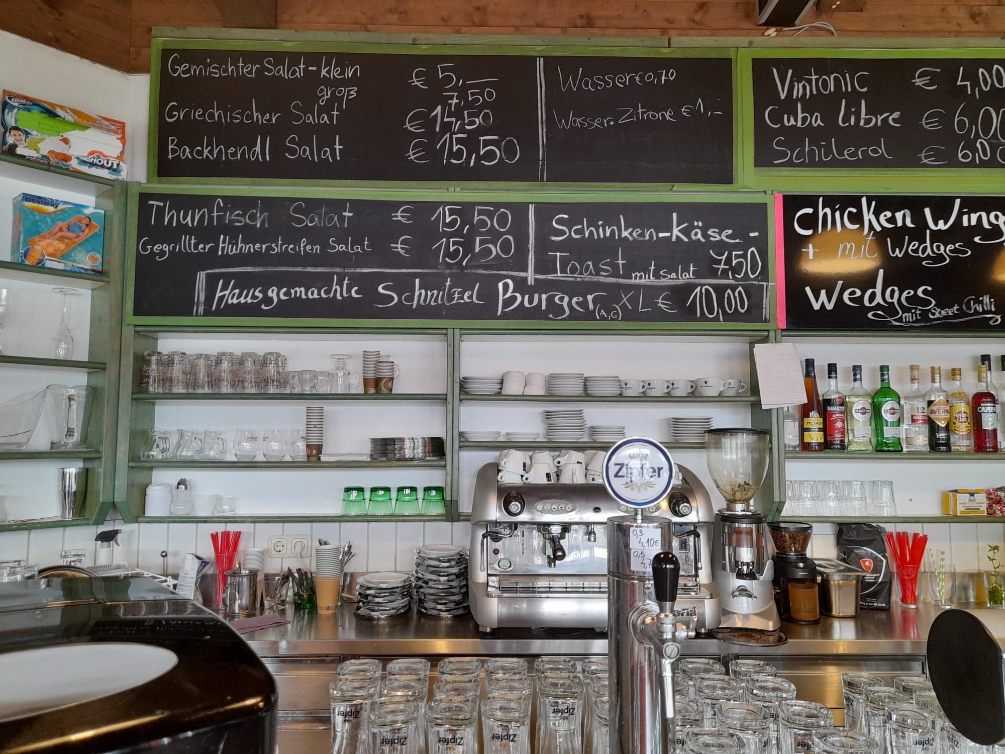 In einem Freibad am Attersee kosten Salate rund 15 Euro. Ein Glas Wasser gibt es um 70 Cent, ein Toast kostet 7,50 Euro.