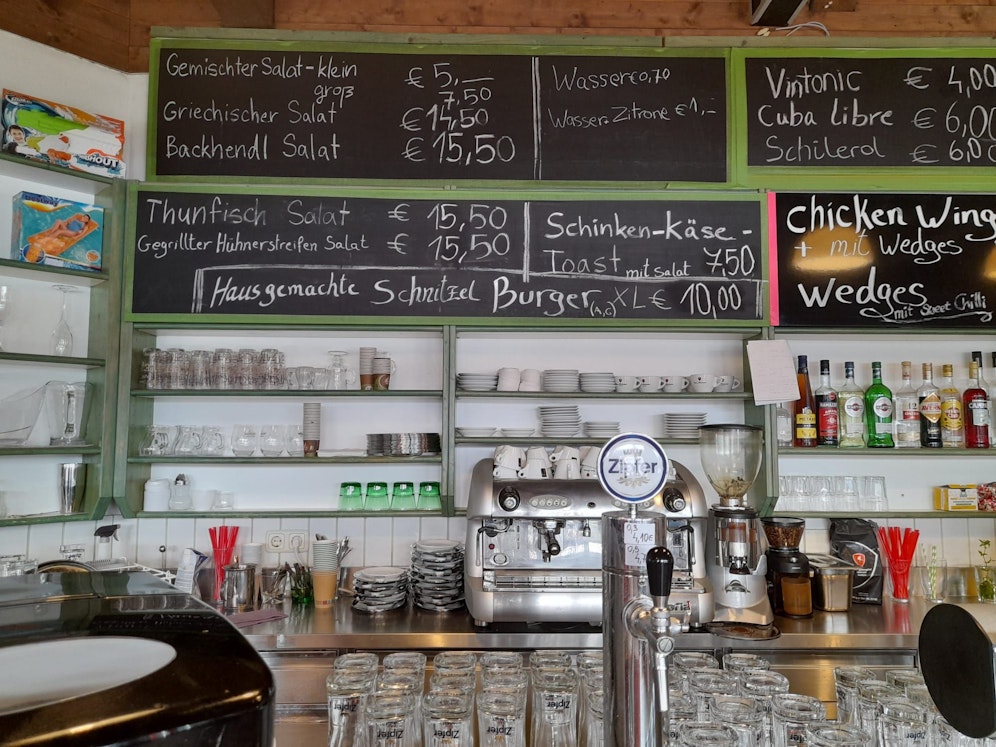 In einem Freibad am Attersee kosten Salate rund 15 Euro. Ein Glas Wasser gibt es um 70 Cent, ein Toast kostet 7,50 Euro.