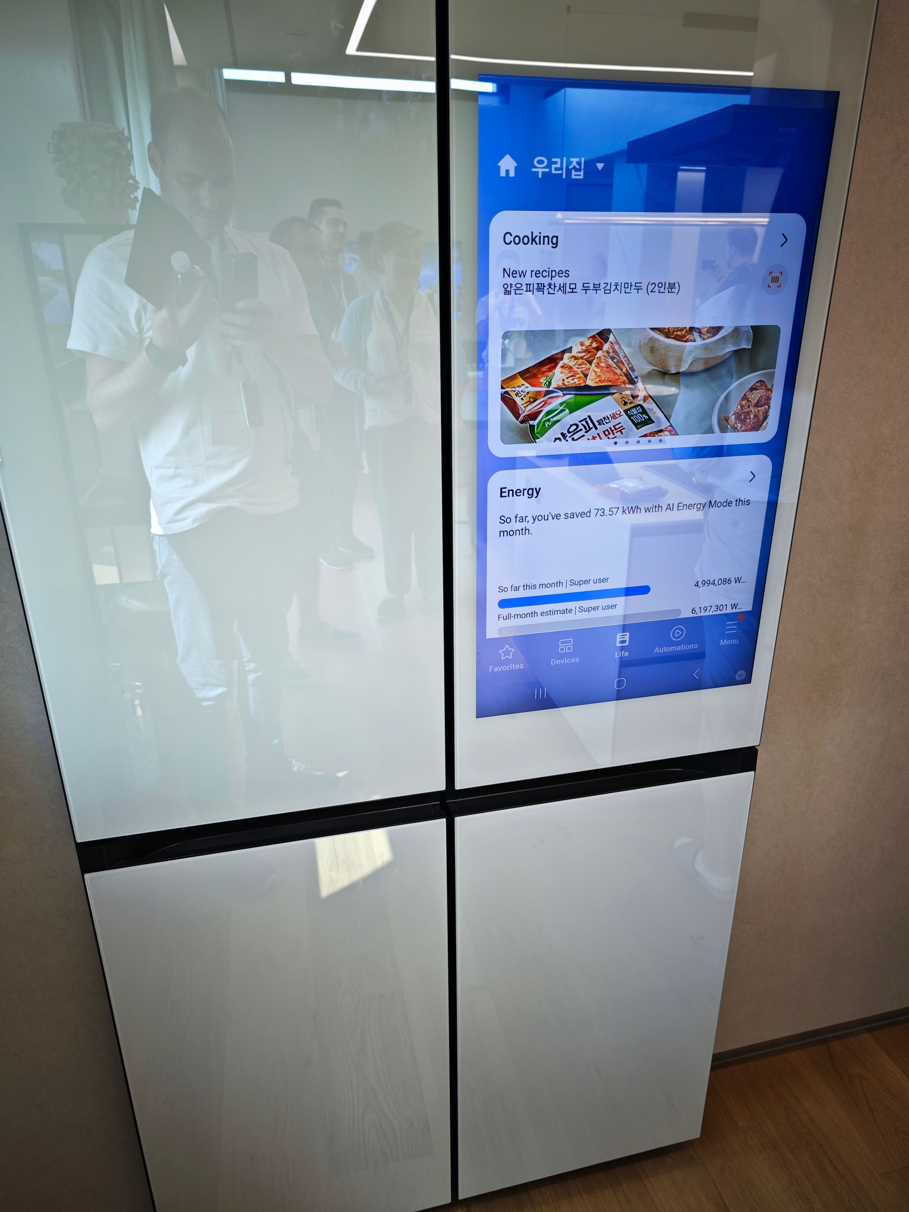 Dieser Kühlschrank sagt dir, wie du seinen Inhalt zubereitest und wie viel Strom er verbraucht.