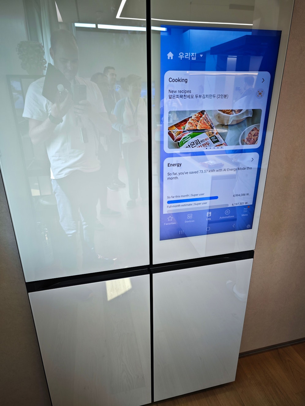 Dieser Kühlschrank sagt dir, wie du seinen Inhalt zubereitest und wie viel Strom er verbraucht.