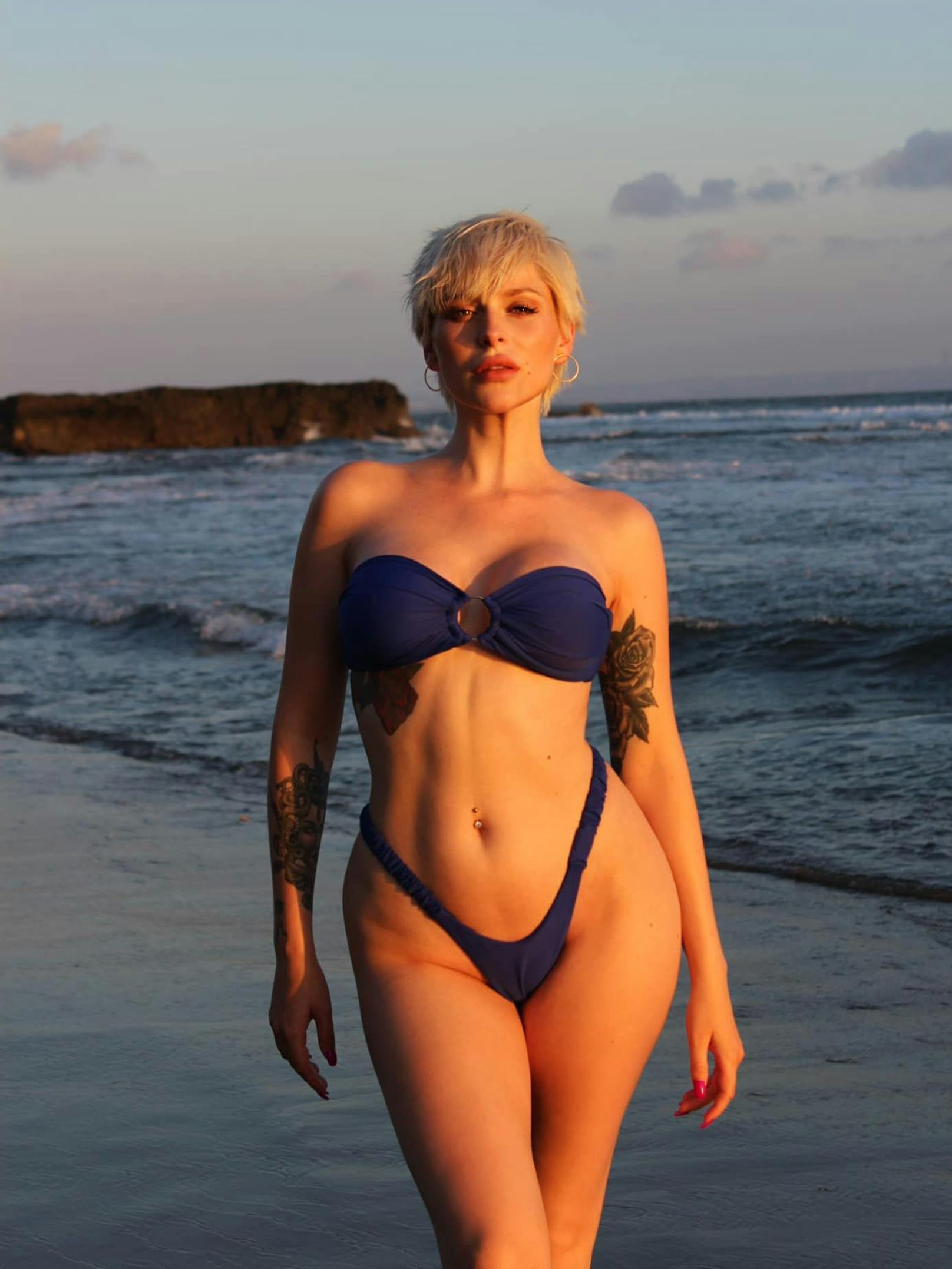 Auch <strong>Marie Reim</strong> genießt sichtlich Sommer, Strand und Meer. Die Tochter von Matthias Reim und Michelle zeigt gerne ihre Tattoos.