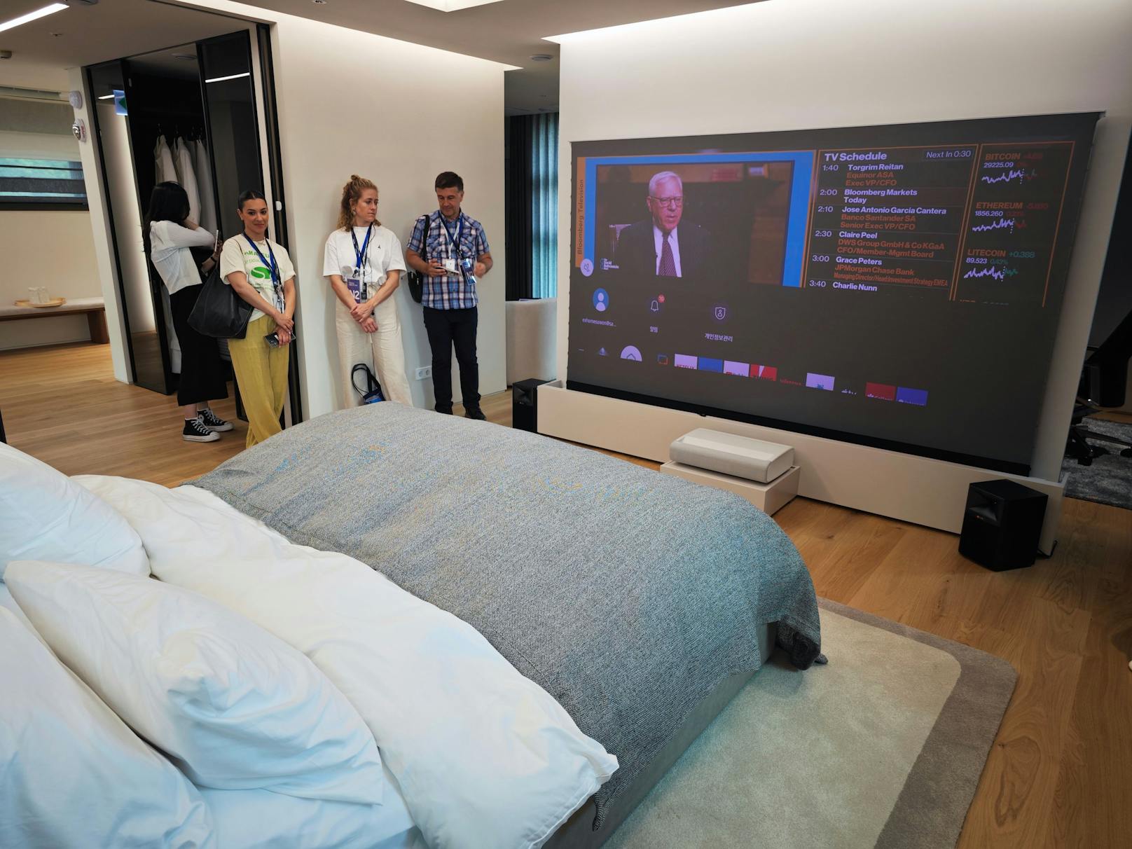 ... so reicht der Sprachbefehl "Guten Morgen" im Schlafzimmer des Hauses aus, dass das Bett sie Matratzenposition erhöht und die Riesenleinwand ausfährt.