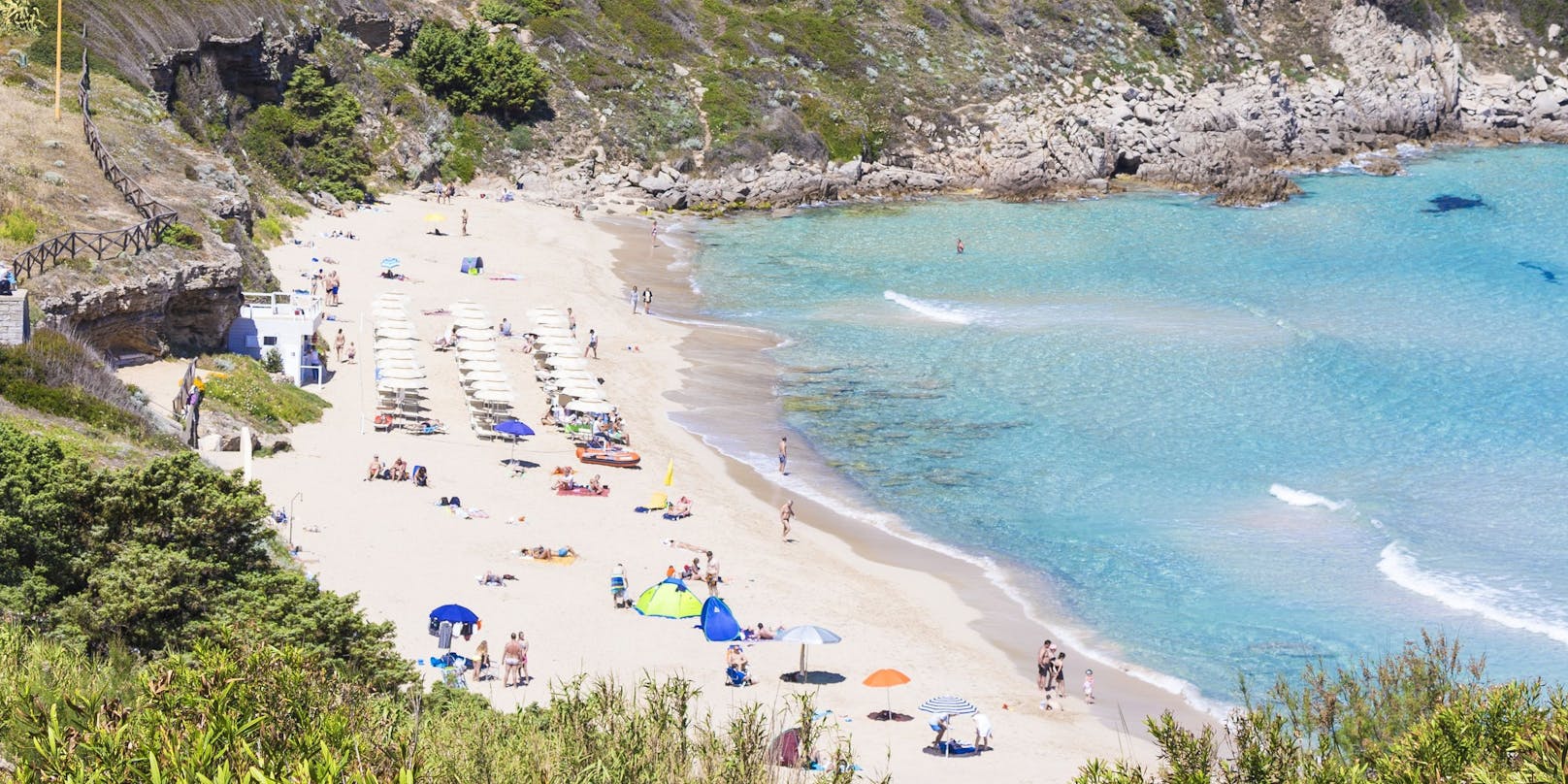An den Stränden Sardiniens ist die Mitnahme von Sand, Kiesel oder Quarzgestein streng verboten.