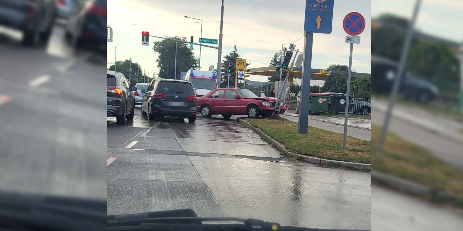 Auf der Simmeringer Hauptstraße kracht ein Pkw in eine Ampel.