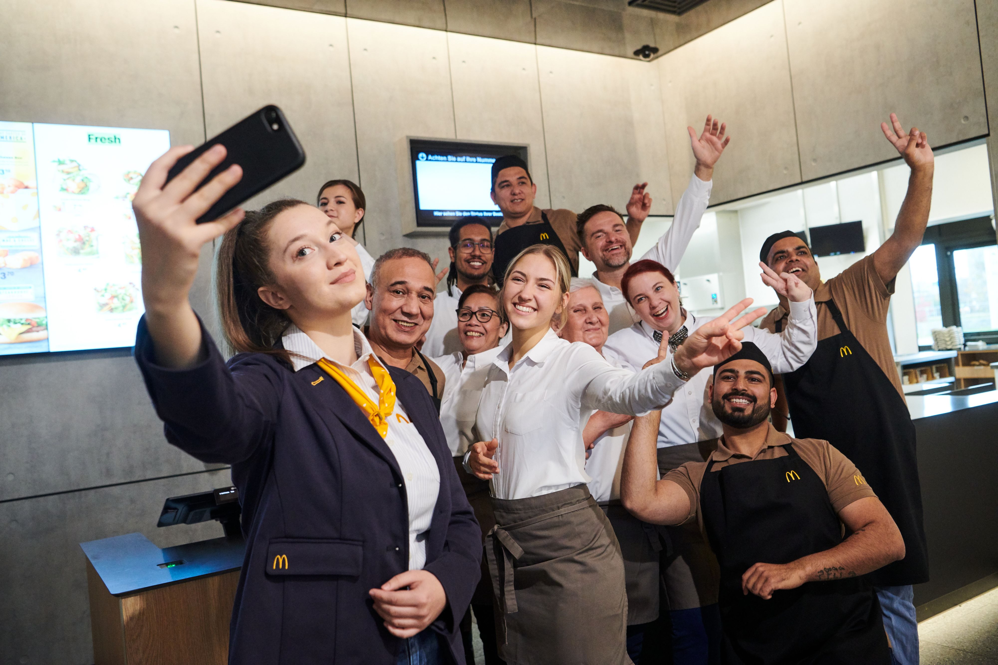 McDonald's Österreich bietet allen 9.600 Mitarbeiter:innen kostenfreien Deutschunterricht an.