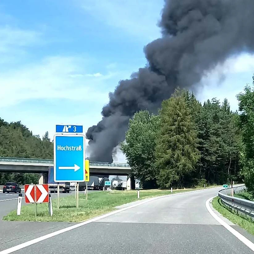 Am Montagnachmittag fing ein Autobus auf der A21 plötzlich Feuer