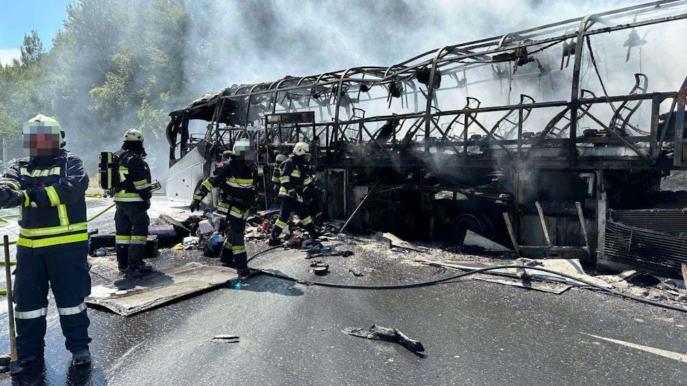 Reisebus auf der A21 in Flammen