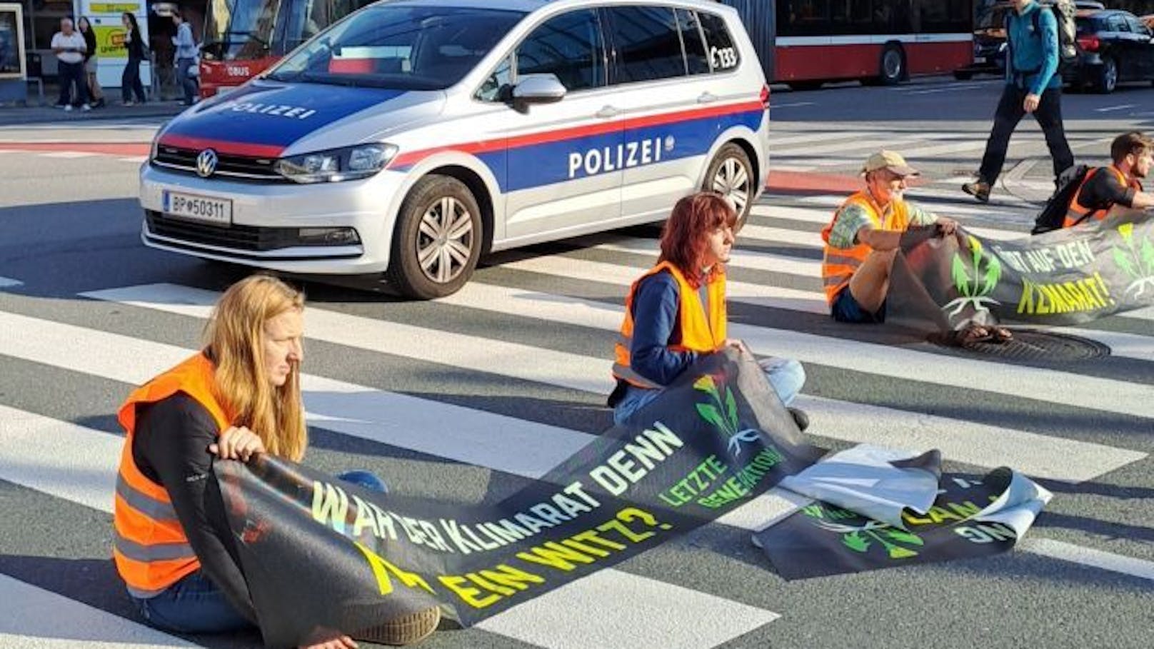Am Montag (31.07.2023) blockierte die "Letzte Generation" die Straßen in Salzburg. 