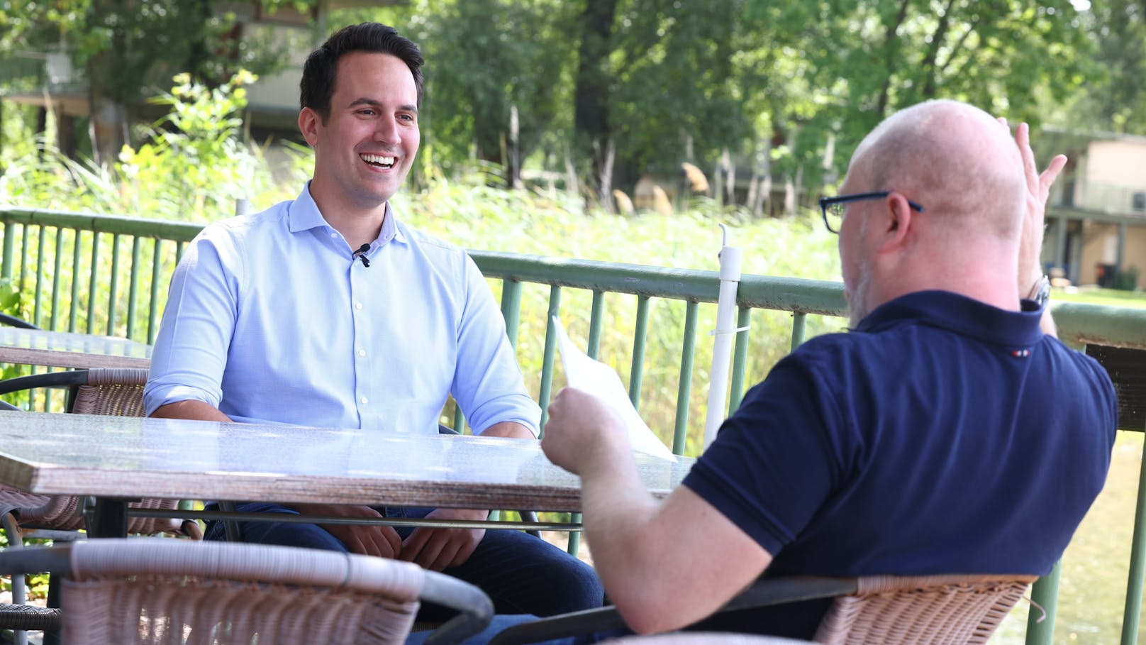 Wiens Vize-Bürgermeister Christoph Wiederkehr (Neos) gut gelaunt beim "Heute"-Interview im Gänsehäufel.