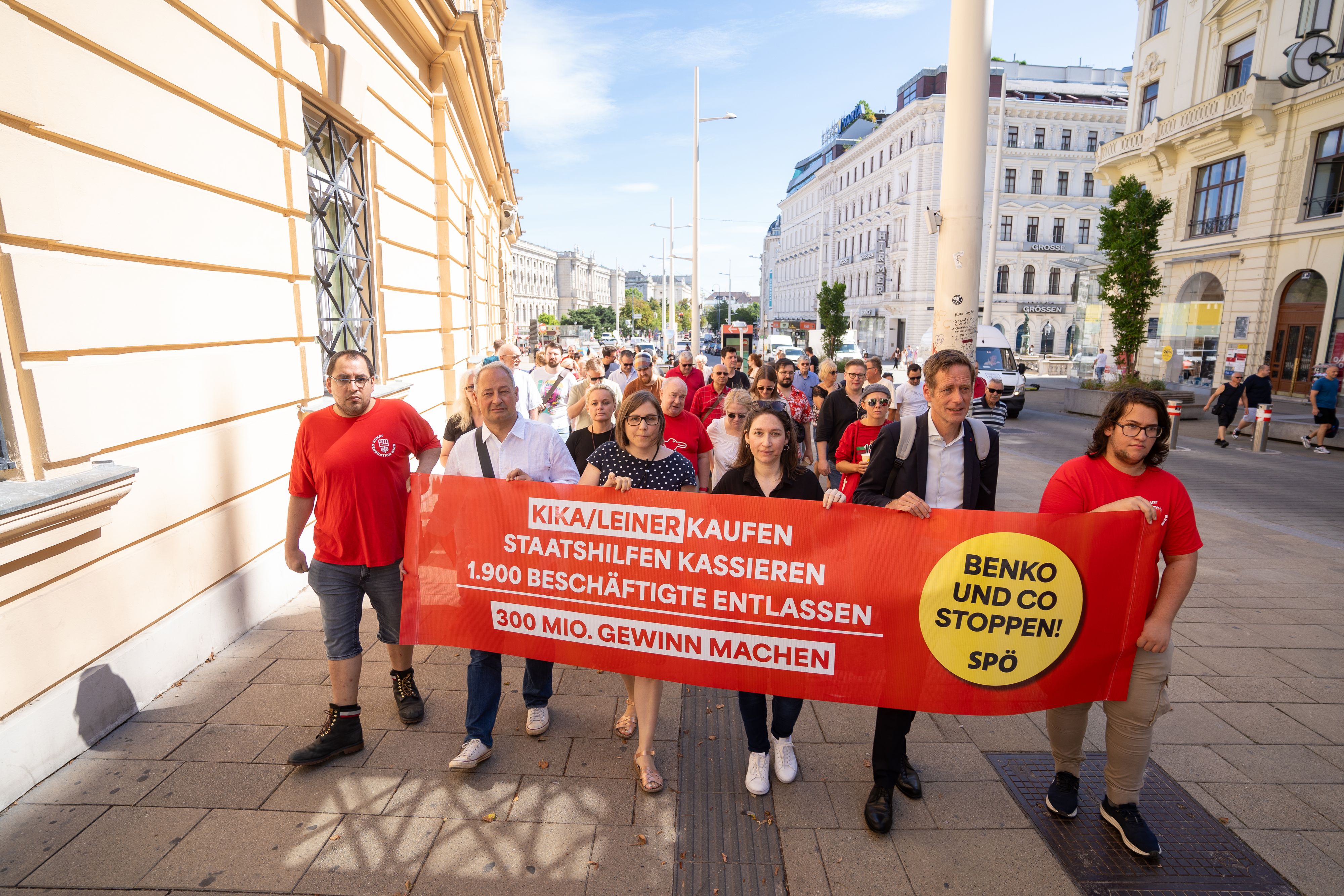Neben Herr und Breiteneder waren auch Nationalratsabgeordneter <strong>Kai Jan Krainer</strong> und Europaparlamentarier <strong>Andreas Schieder</strong> bei der Protestkundgebung mit dabei.