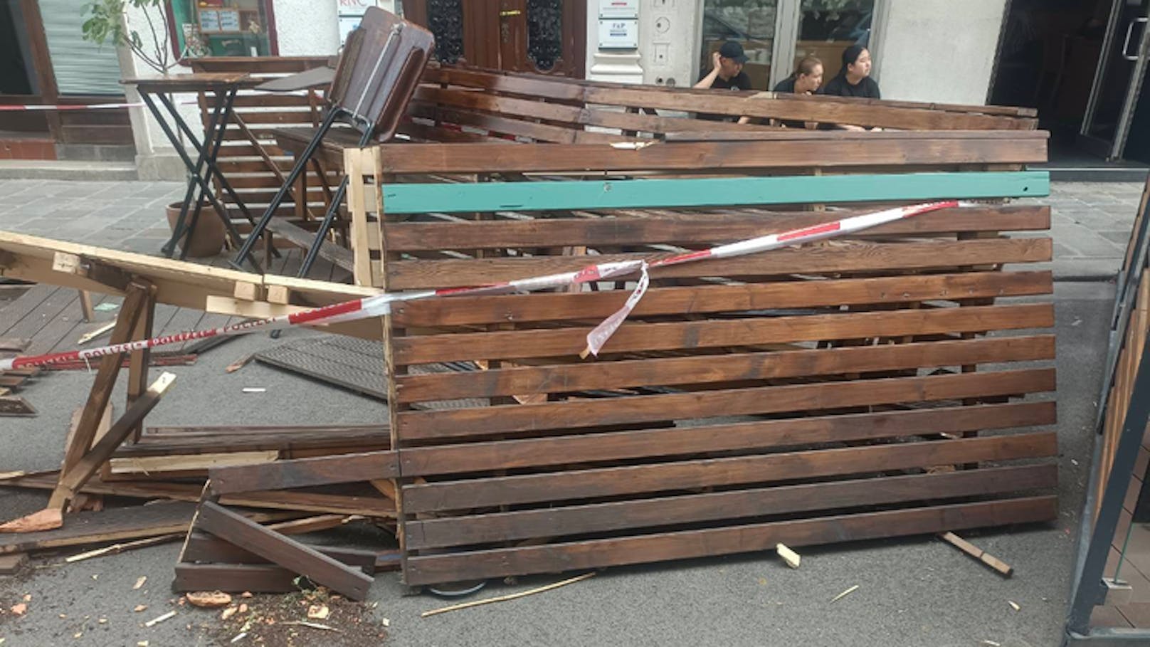 Der Gastgarten von "Mamas Bar" in der Teinfaltstraße in Wien wurde völlig zerstört.&nbsp;