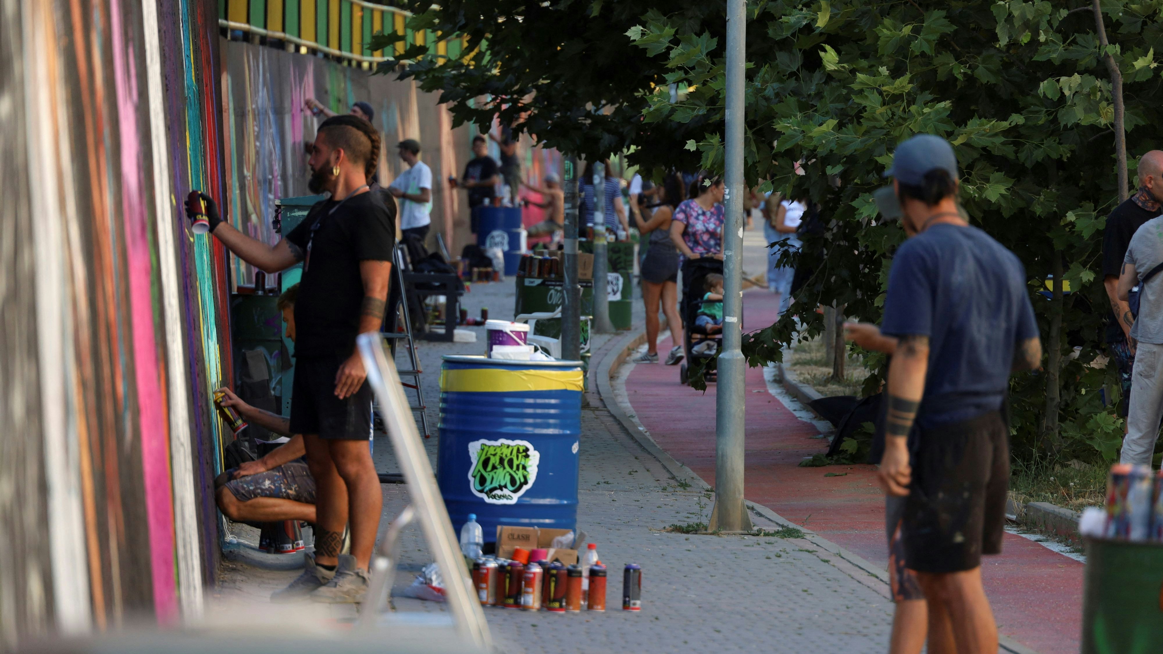 Graffiti-Künstler malen Wandbilder im Rahmen des Graffiti-Festivals Meeting of Styles in Kosovos Hauptstadt Pristina