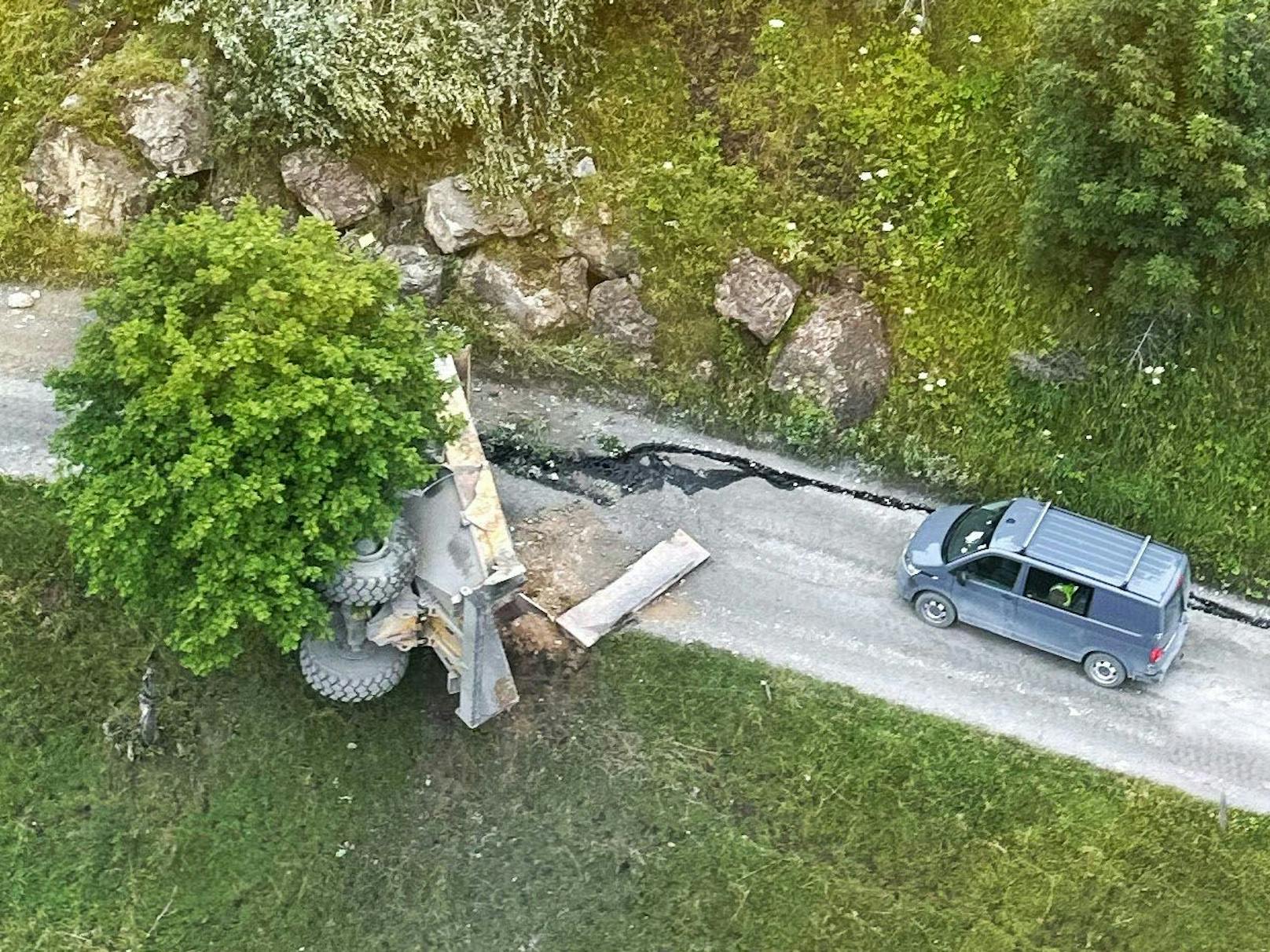 Das Schwerfahrzeug stürzte in Folge 40 Meter über einen Hang ab, kam auf der darunterliegenden Straße zum Stillstand.&nbsp;