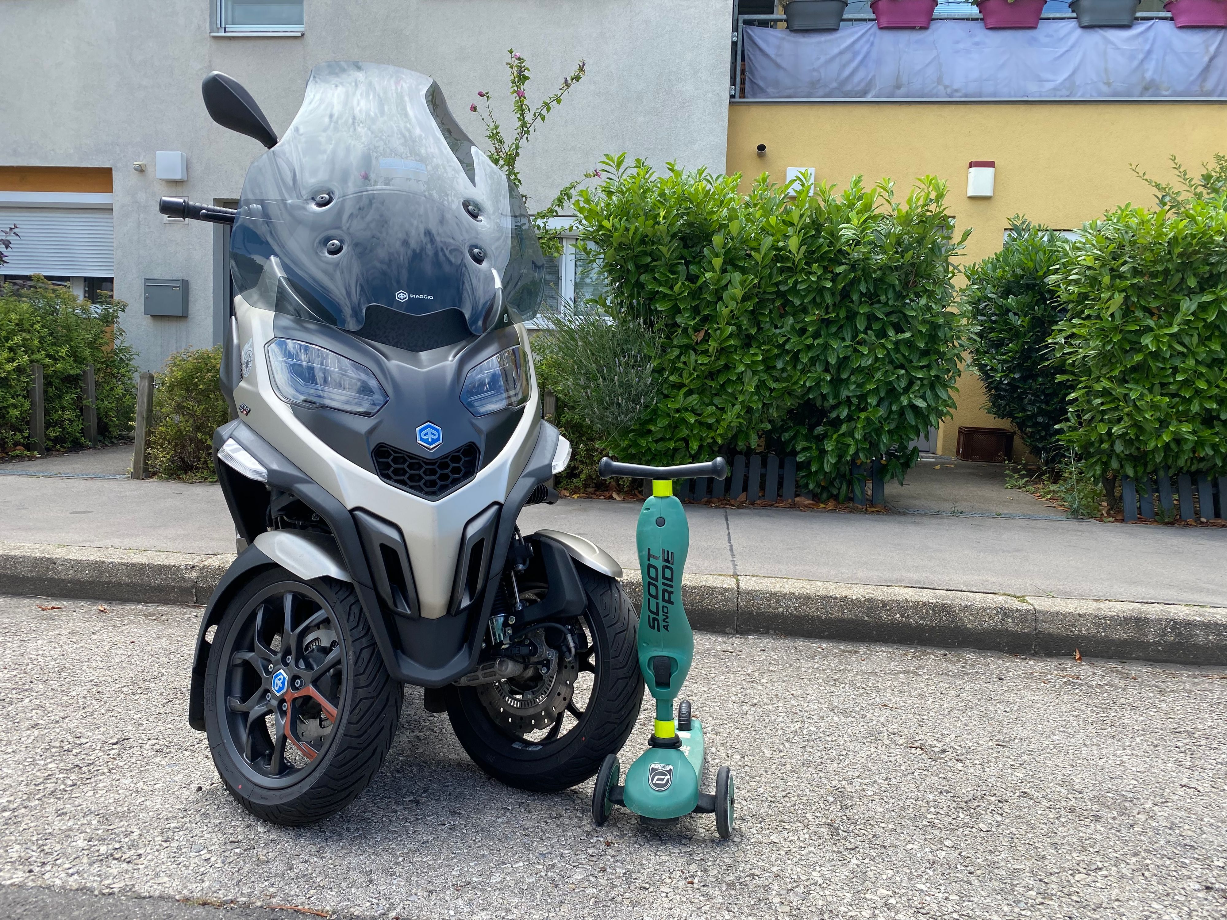 "Dreiradler" unter sich. Der Linke hat etwas mehr Wumms, ist aber nichts für Kinder.