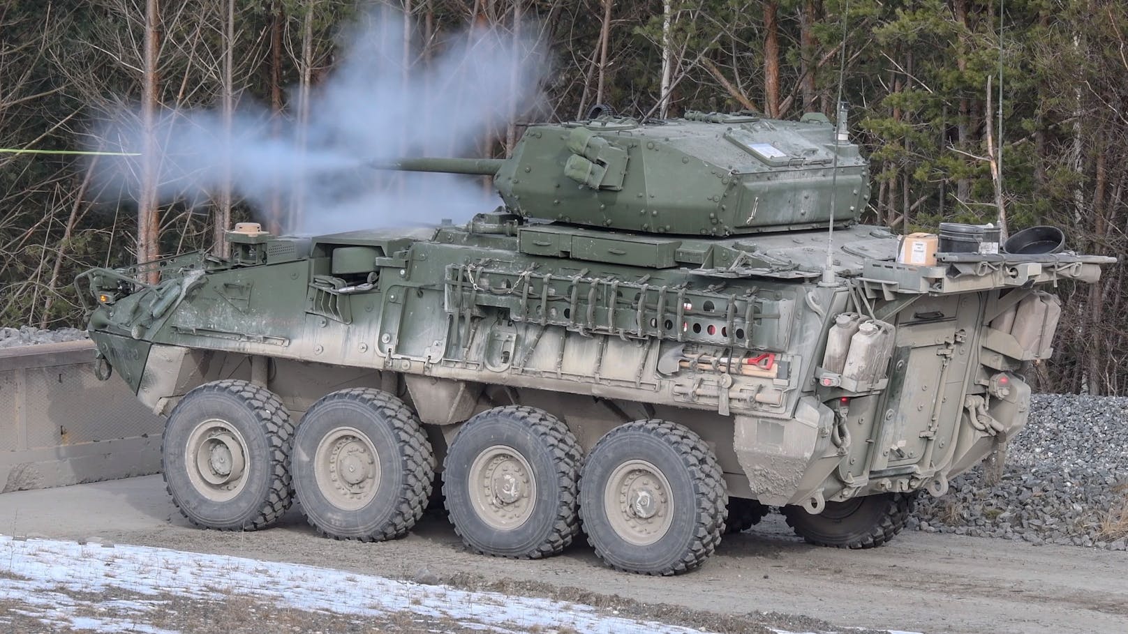 Der 4-achsige Radpanzer Stryker wurde 2002 eingeführt. Es gibt verschiedenste Ausrüstungsvarianten. Im Bild eine Version mit 30-mm-Geschütz.