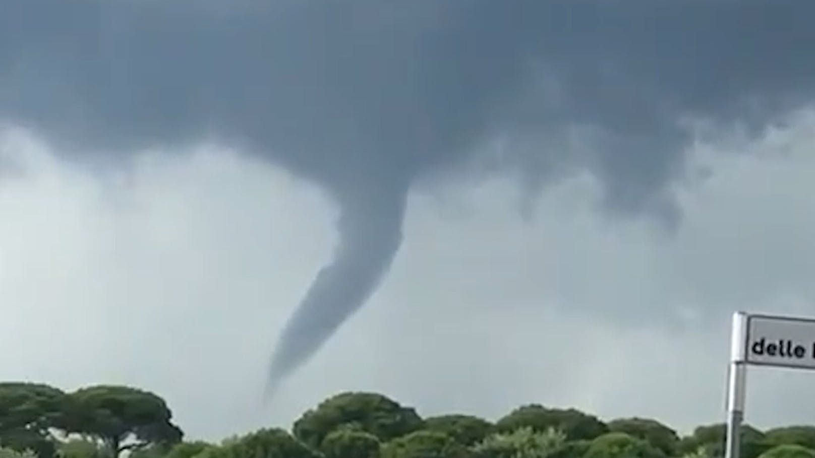 Direkt vor den Kameras mehrerer Augenzeugen zog ein Tornado am 1. August 2023 durch die Lagune von Venedig.