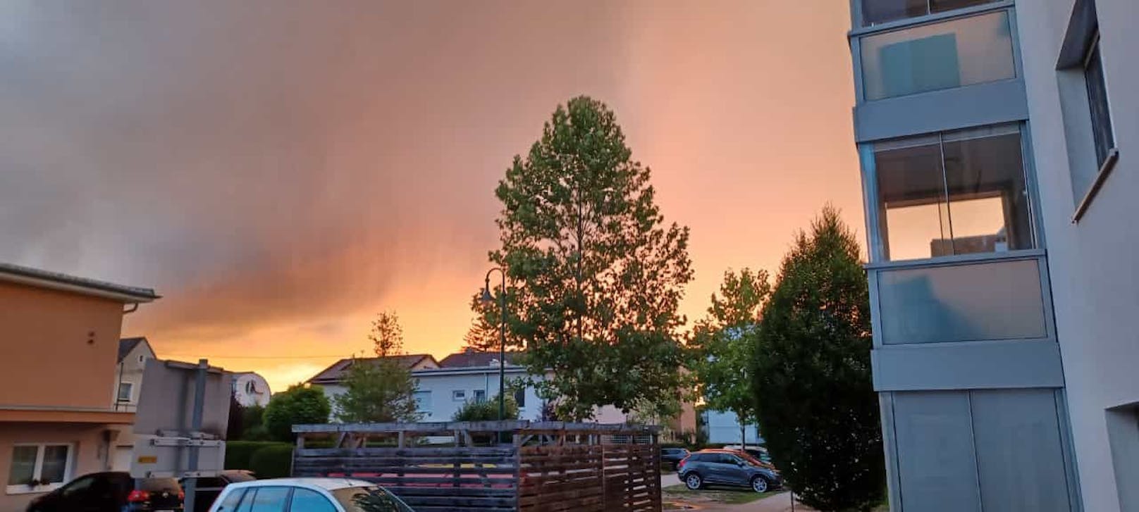 Ein atemberaubender Sonnenuntergang begeisterte tausende Wiener am Dienstagabend.