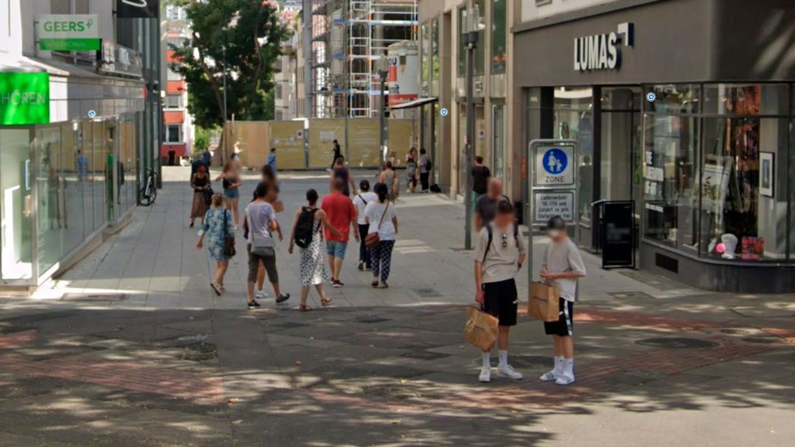 Blick in die Fußgängerzone Lange Straße Richtung der querenden Königstraße und der Neue Brücke gegenüber. In diesem Bereich wollte die 27-Jährige überfallen worden sein.