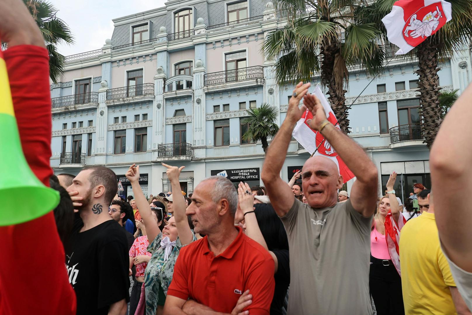 Beim Einlaufen im Hafen von Batumi am 31. Juli 2023 wurden die überwiegend russischen Kreuzfahrt-Urlauber auf der "Astoria Grande" von den Georgiern mit purem Hass begrüßt.