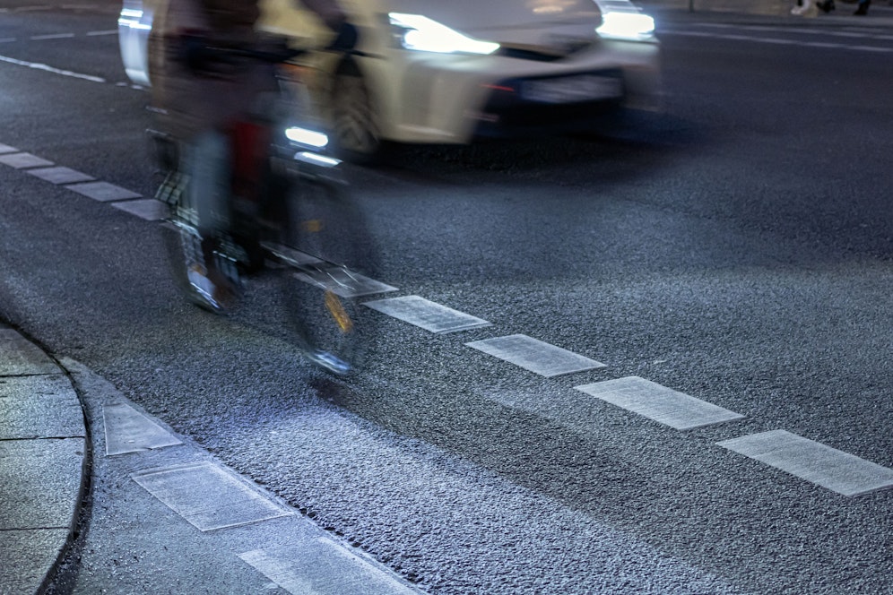 Der Autolenker steht im Verdacht, mit zu geringem Seitenabstand überholt zu haben. (Symbolbild)