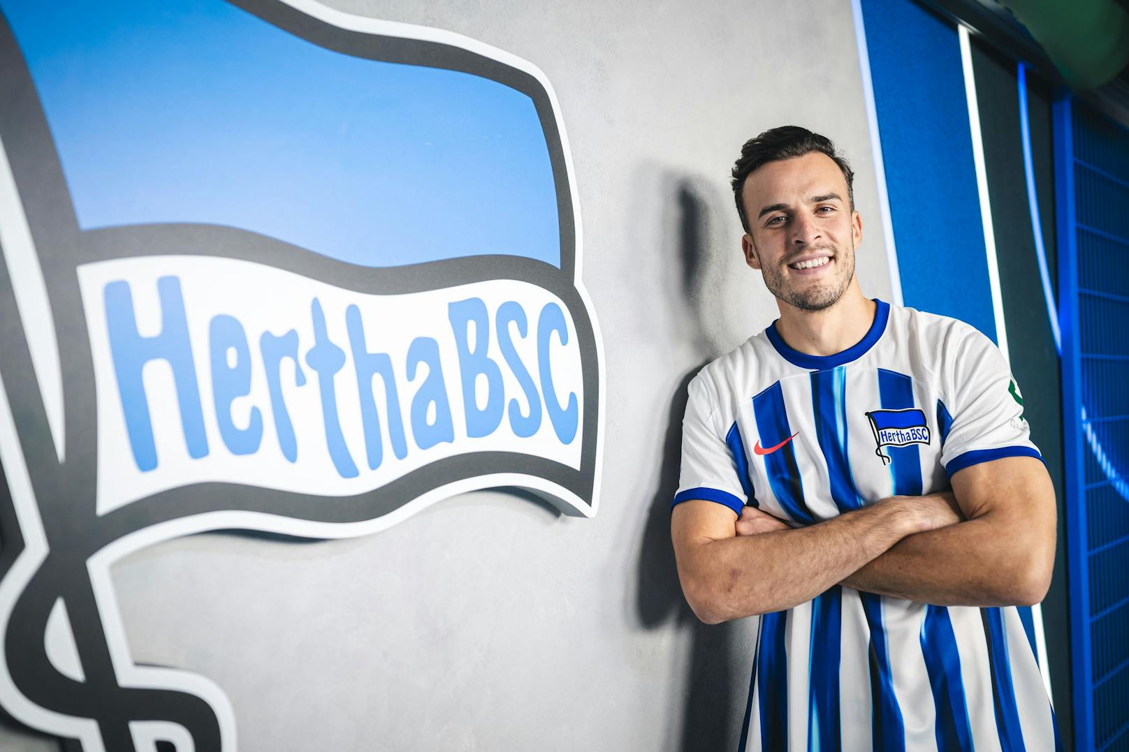 Haris Tabakovic im Hertha-Trikot.