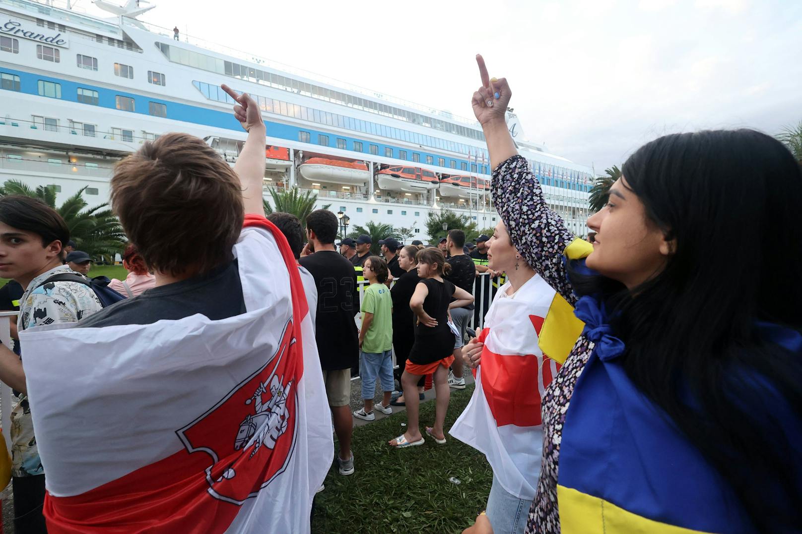 Beim Einlaufen im Hafen von Batumi am 31. Juli 2023 wurden die überwiegend russischen Kreuzfahrt-Urlauber auf der "Astoria Grande" von den Georgiern mit purem Hass begrüßt.