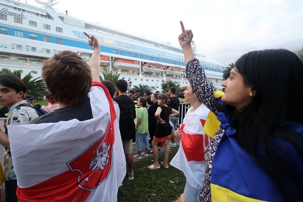 Beim Einlaufen im Hafen von Batumi am 31. Juli 2023 wurden die überwiegend russischen Kreuzfahrt-Urlauber auf der Astoria Grande von den Georgiern mit purem Hass begrüßt.