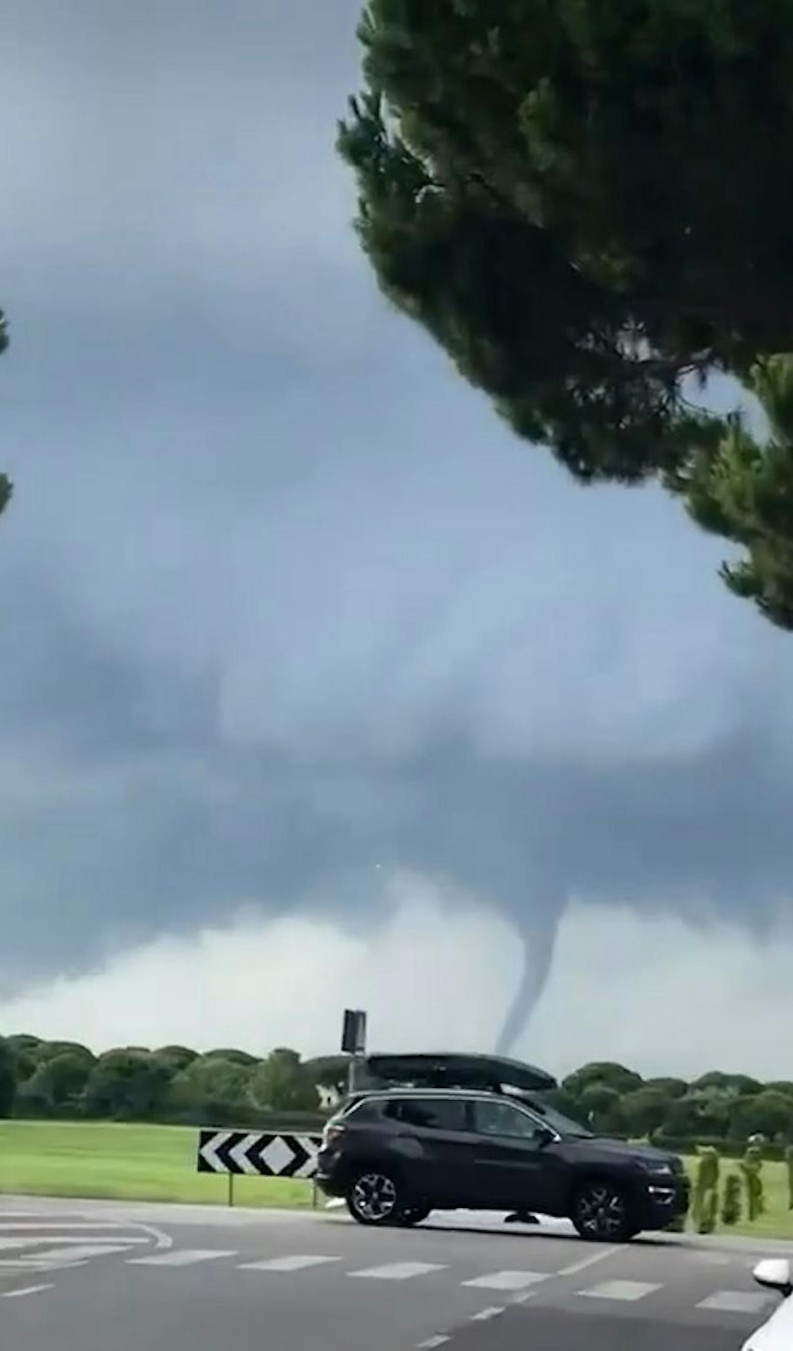 Direkt vor den Kameras mehrerer Augenzeugen zog ein Tornado am 1. August 2023 durch die Lagune von Venedig.