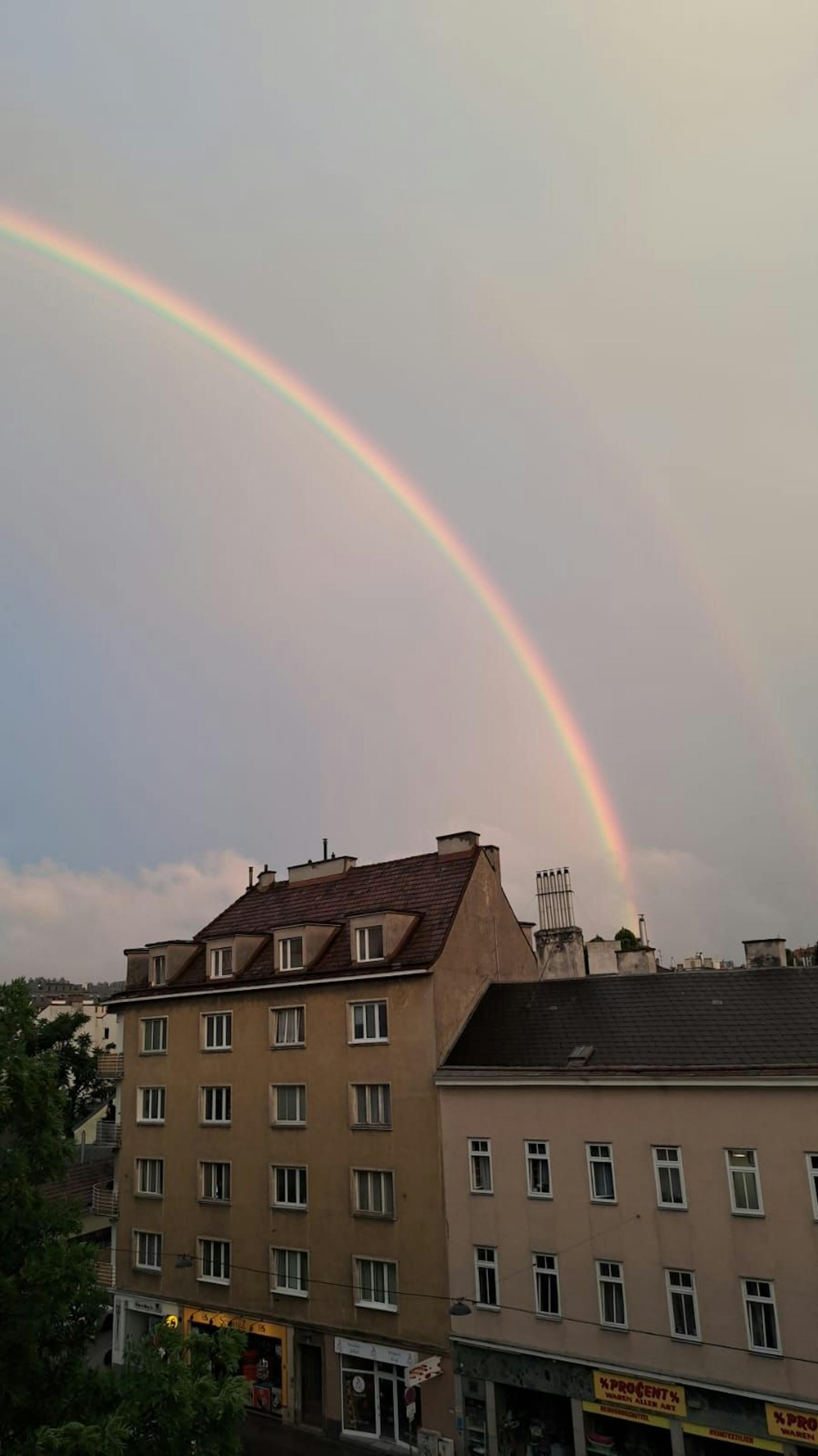 Ein atemberaubender Sonnenuntergang begeisterte tausende Wiener am Dienstagabend.