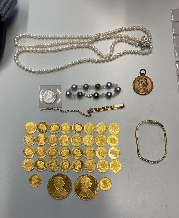 Das Trio gab sich als Mitarbeiter der Telekom aus und erbeutete Schmuck und vieles mehr.