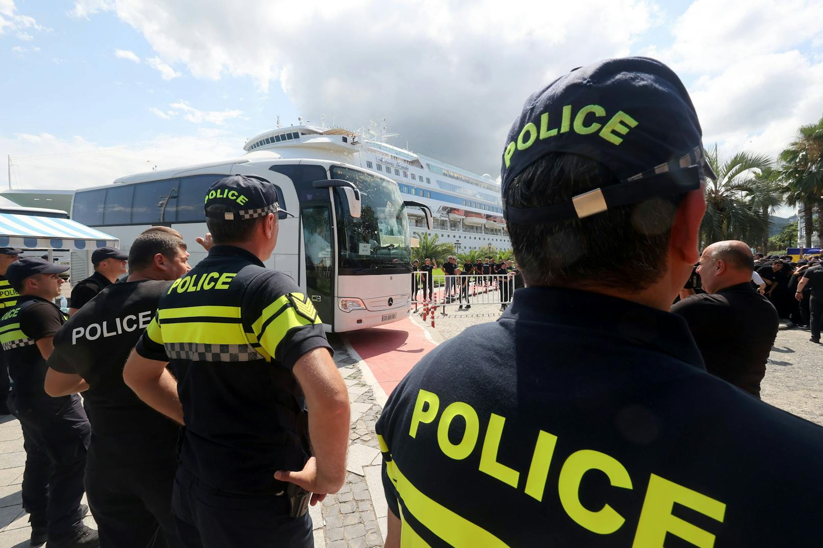 Beim Einlaufen im Hafen von Batumi am 31. Juli 2023 wurden die überwiegend russischen Kreuzfahrt-Urlauber auf der "Astoria Grande" von den Georgiern mit purem Hass begrüßt.