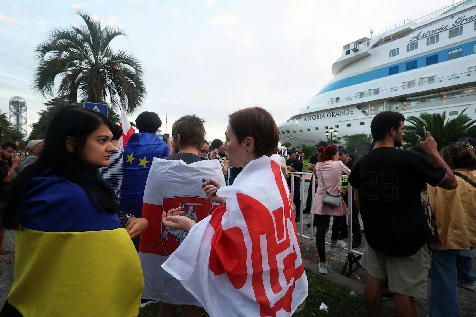 Beim Einlaufen im Hafen von Batumi am 31. Juli 2023 wurden die überwiegend russischen Kreuzfahrt-Urlauber auf der "Astoria Grande" von den Georgiern mit purem Hass begrüßt.