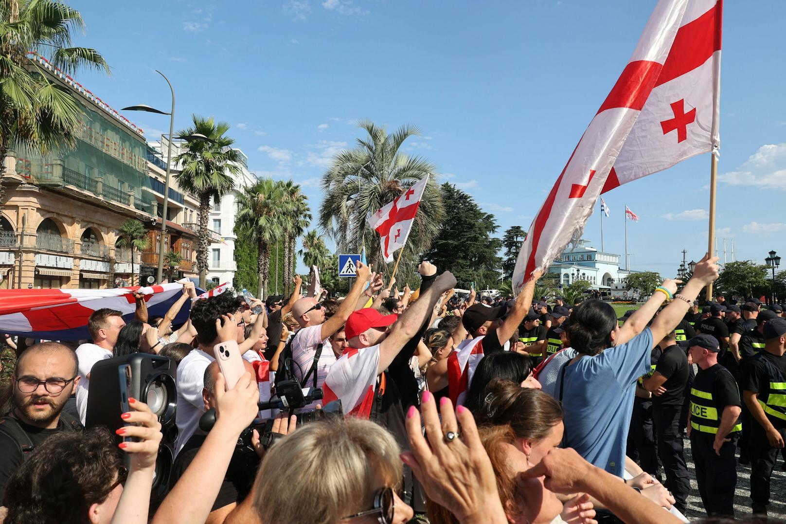 Beim Einlaufen im Hafen von Batumi am 31. Juli 2023 wurden die überwiegend russischen Kreuzfahrt-Urlauber auf der "Astoria Grande" von den Georgiern mit purem Hass begrüßt.