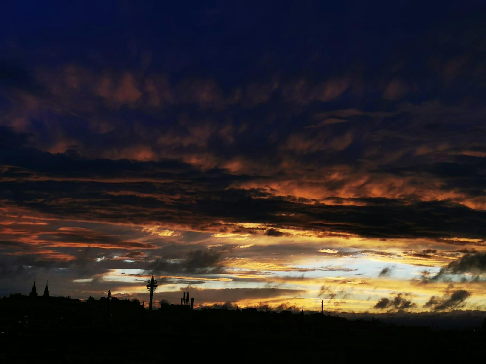 Ein atemberaubender Sonnenuntergang begeisterte tausende Wiener am Dienstagabend.