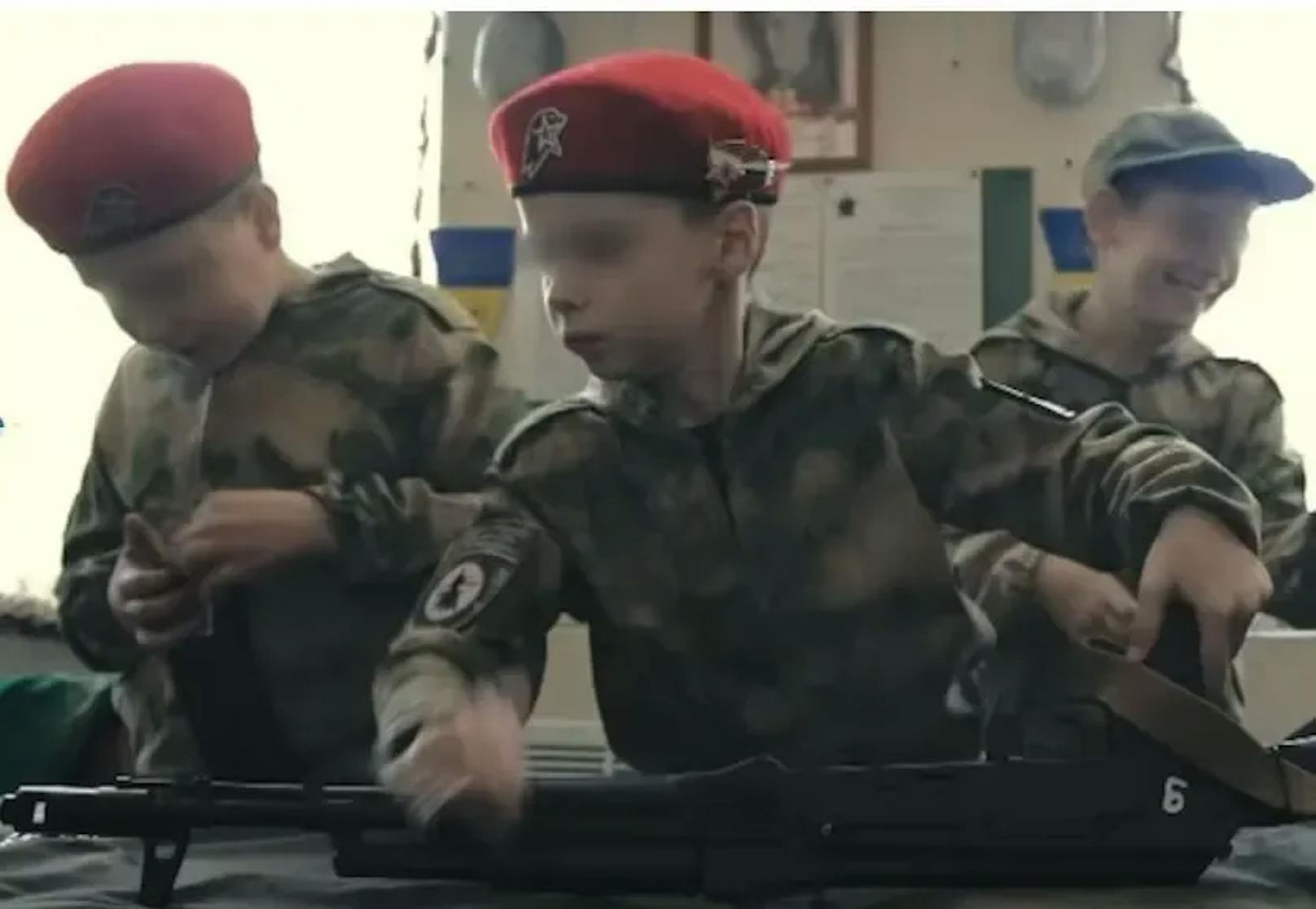 Buben der russischen Jugendarmee "Junarmija" beim Laden von Gewehren. 