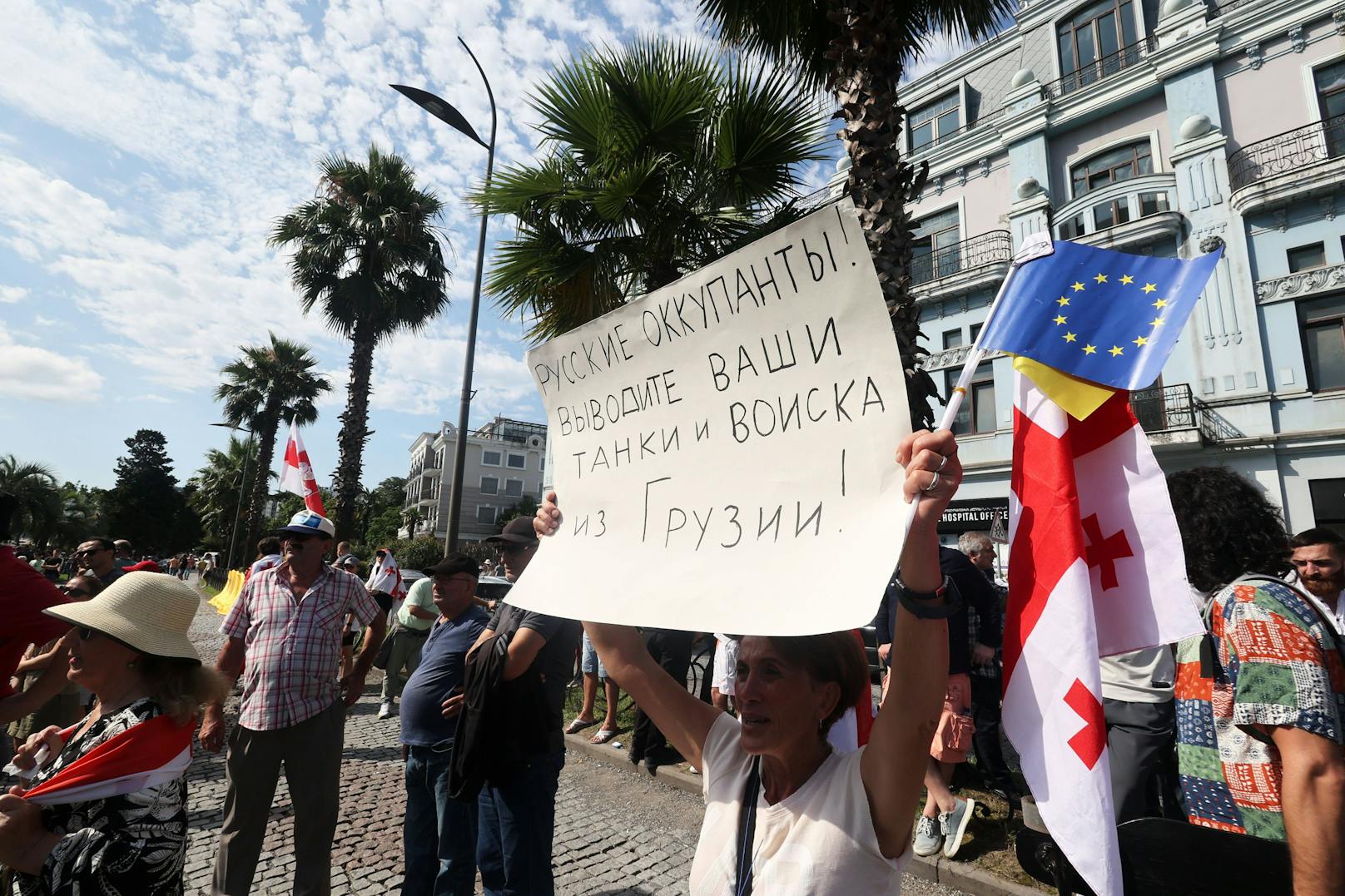 Beim Einlaufen im Hafen von Batumi am 31. Juli 2023 wurden die überwiegend russischen Kreuzfahrt-Urlauber auf der "Astoria Grande" von den Georgiern mit purem Hass begrüßt.