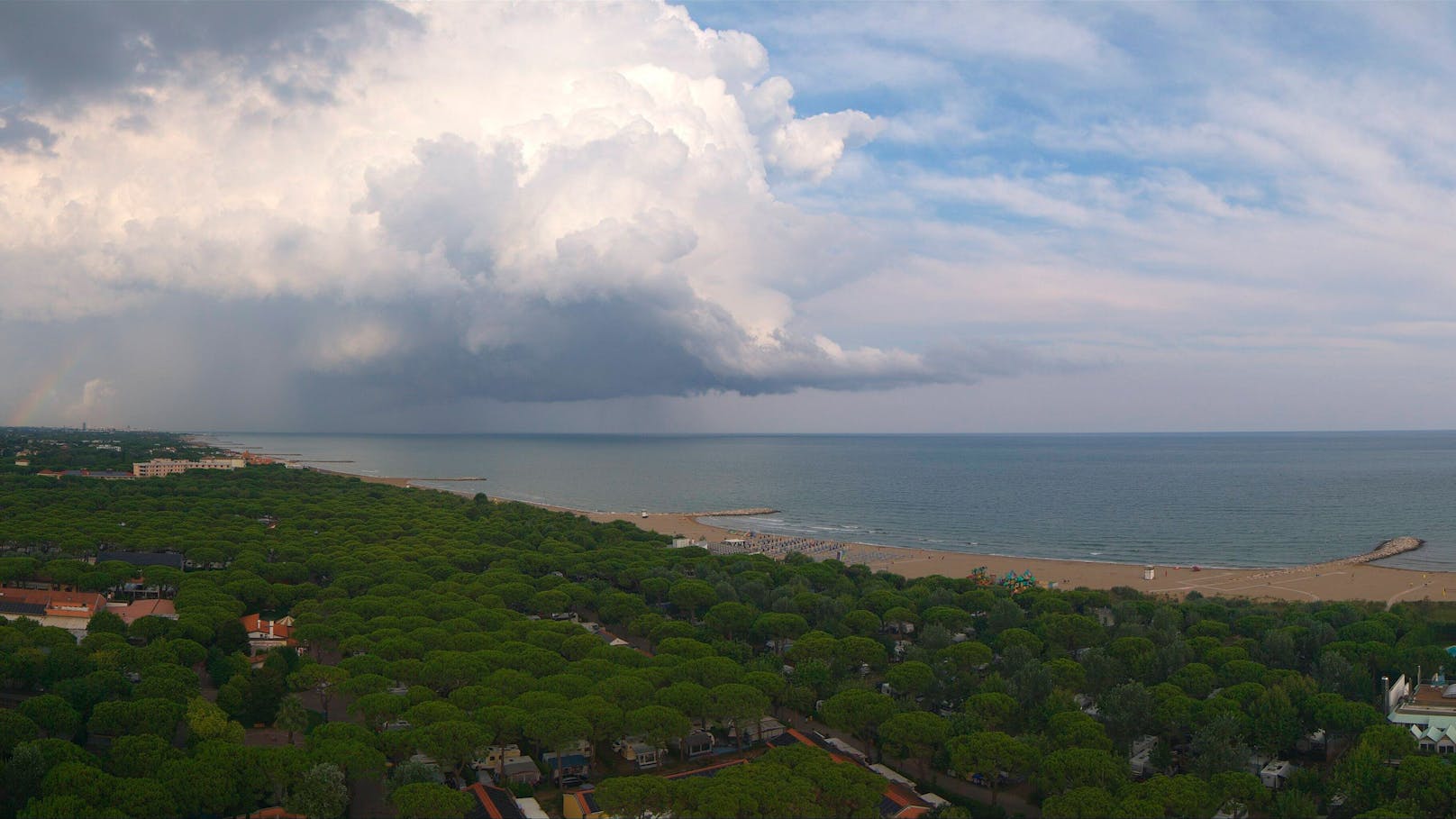 Eine Webcam am Union Lido in Cavallino-Treporti zwischen Venedig und Jesolo filmte das Unwetter vom 1. August 2023 in 10-Minuten-Schritten mit.