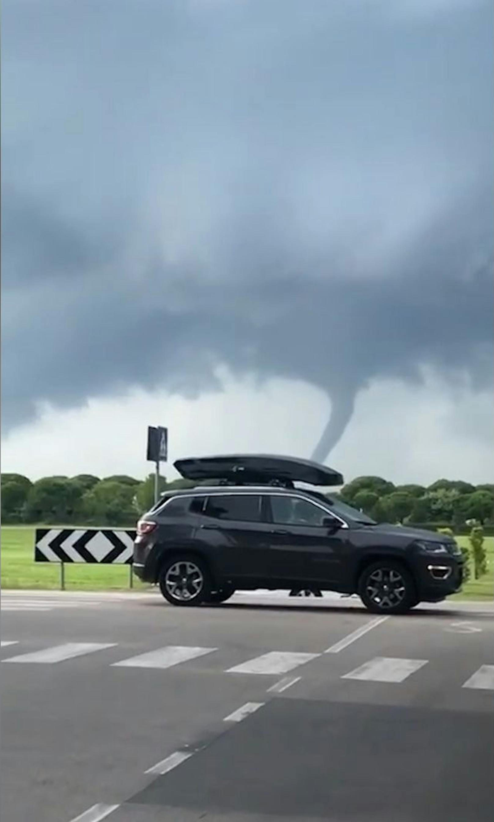 Direkt vor den Kameras mehrerer Augenzeugen zog ein Tornado am 1. August 2023 durch die Lagune von Venedig.