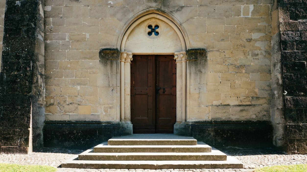 Der Mann passte sein späteres Opfer vor einer Kirche ab.