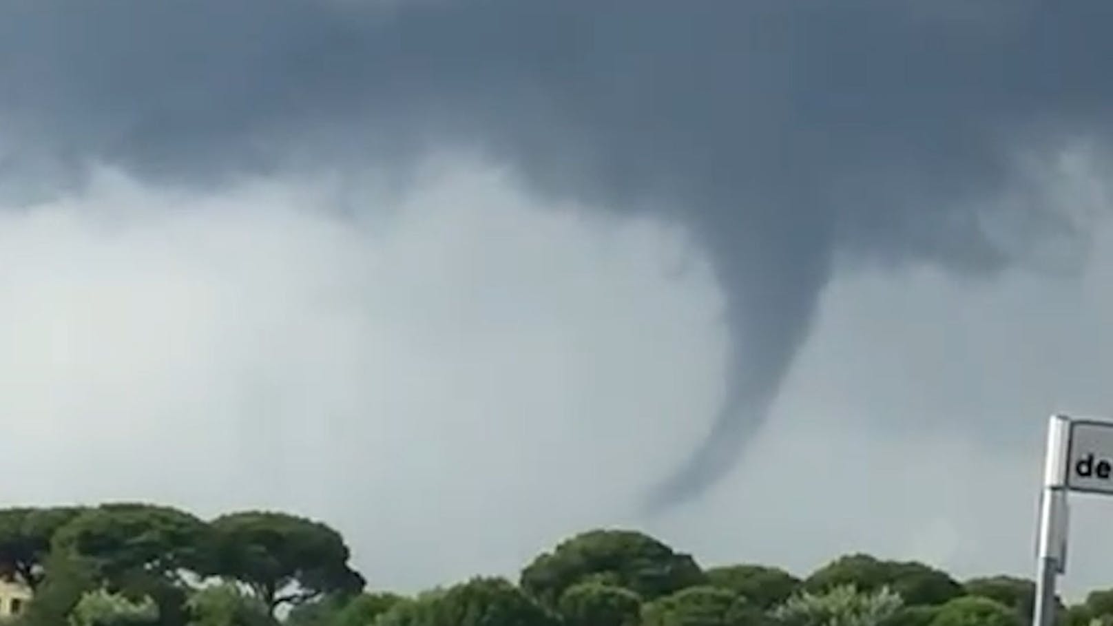 Direkt vor den Kameras mehrerer Augenzeugen zog ein Tornado am 1. August 2023 durch die Lagune von Venedig.