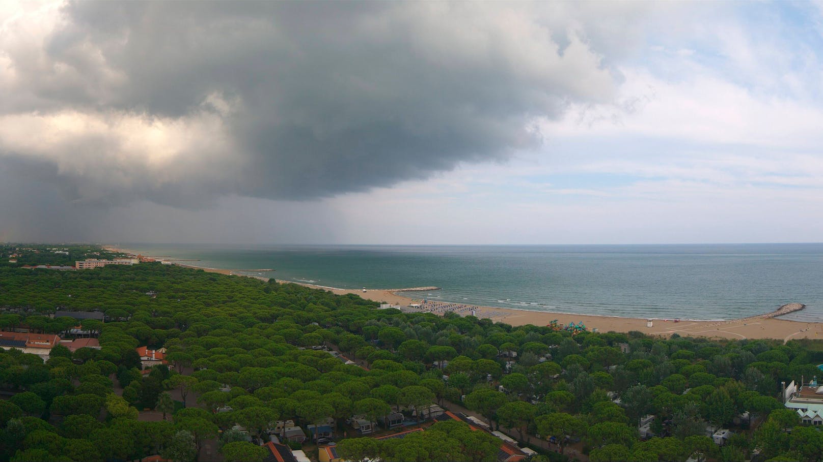 Eine Webcam am Union Lido in Cavallino-Treporti zwischen Venedig und Jesolo filmte das Unwetter vom 1. August 2023 in 10-Minuten-Schritten mit.