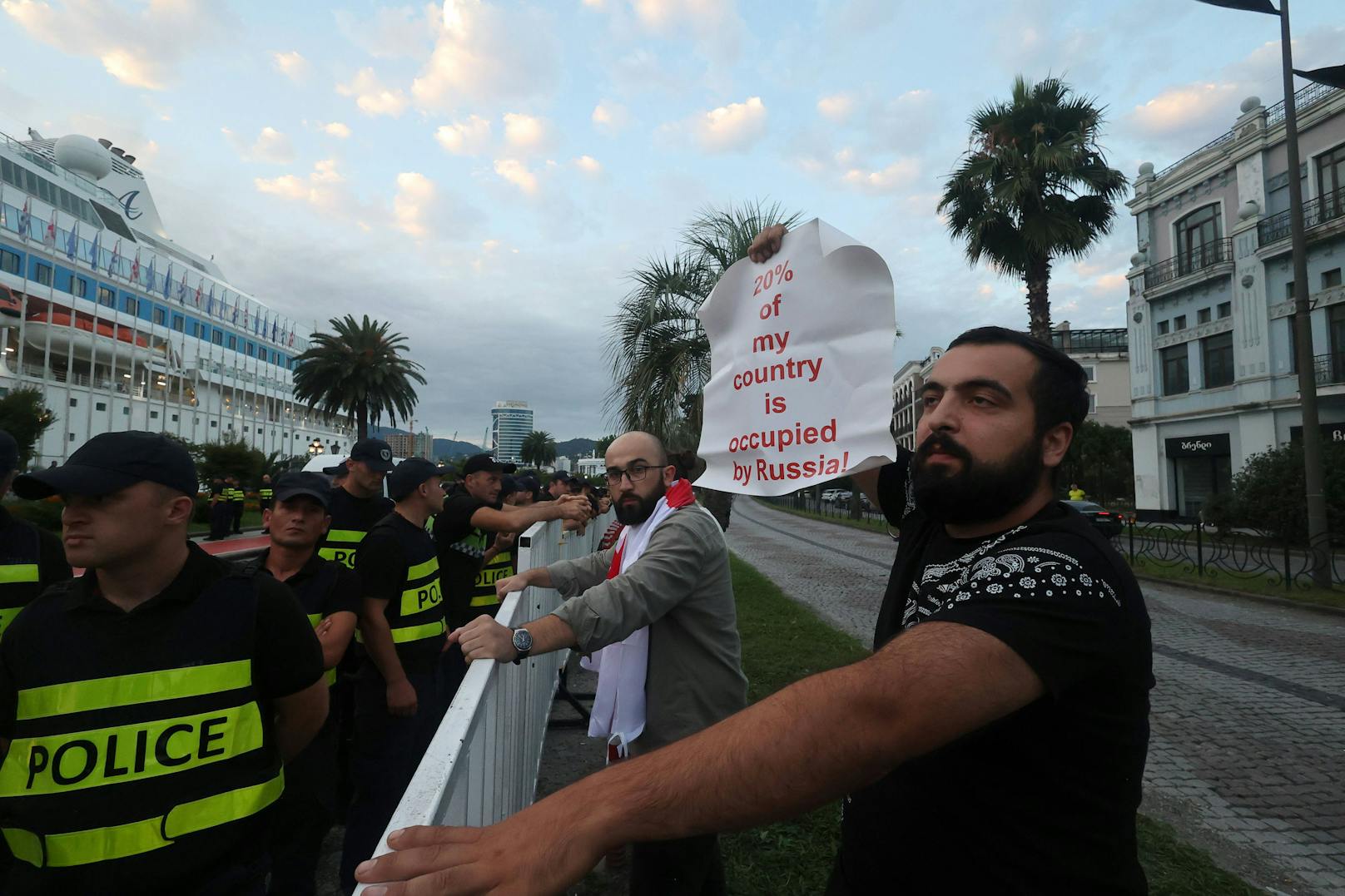 Beim Einlaufen im Hafen von Batumi am 31. Juli 2023 wurden die überwiegend russischen Kreuzfahrt-Urlauber auf der "Astoria Grande" von den Georgiern mit purem Hass begrüßt.