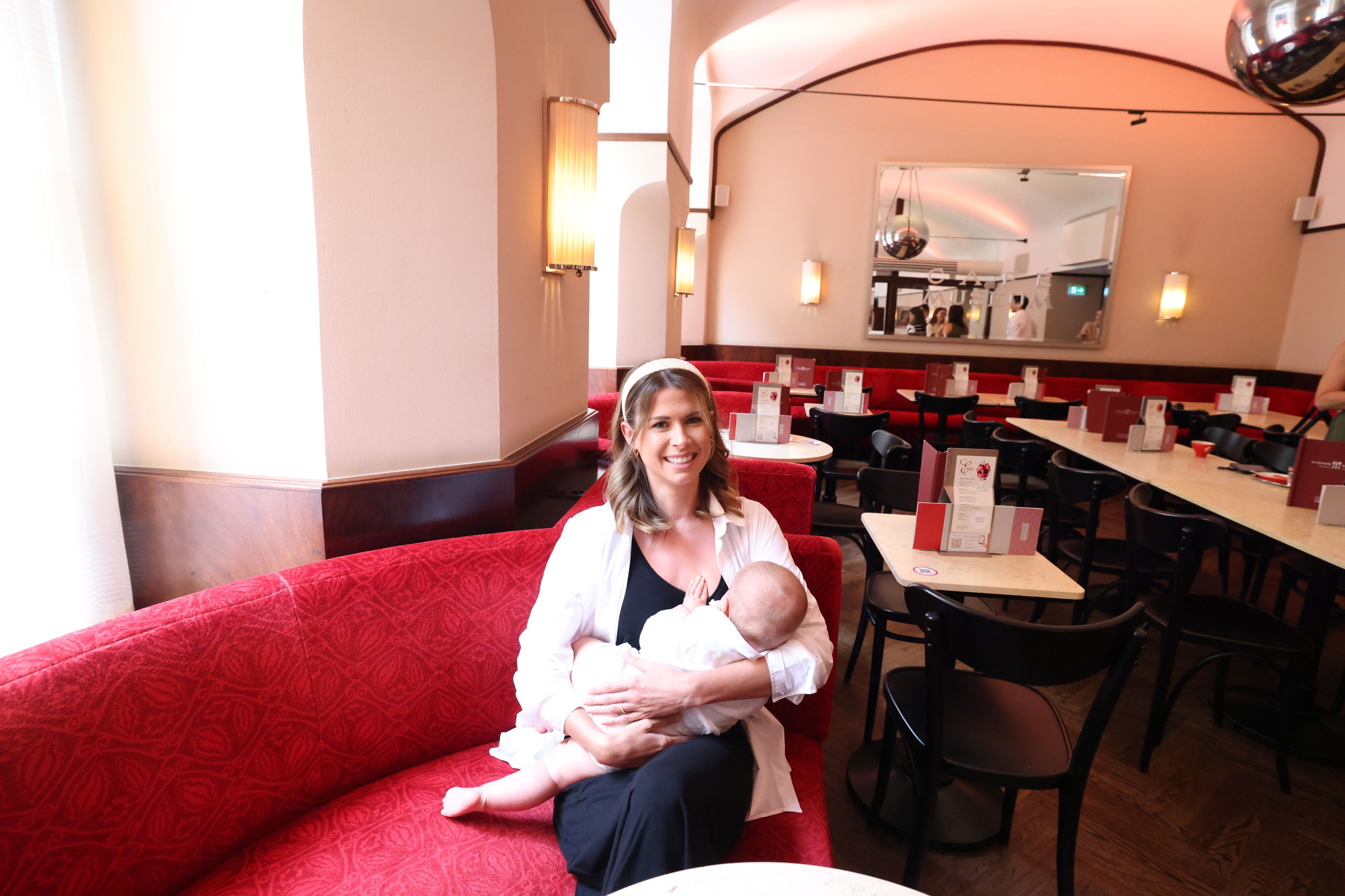 Mama Angelika stillt seit sechs Monaten. Auch sie hat schlechte Erfahrungen gemacht.