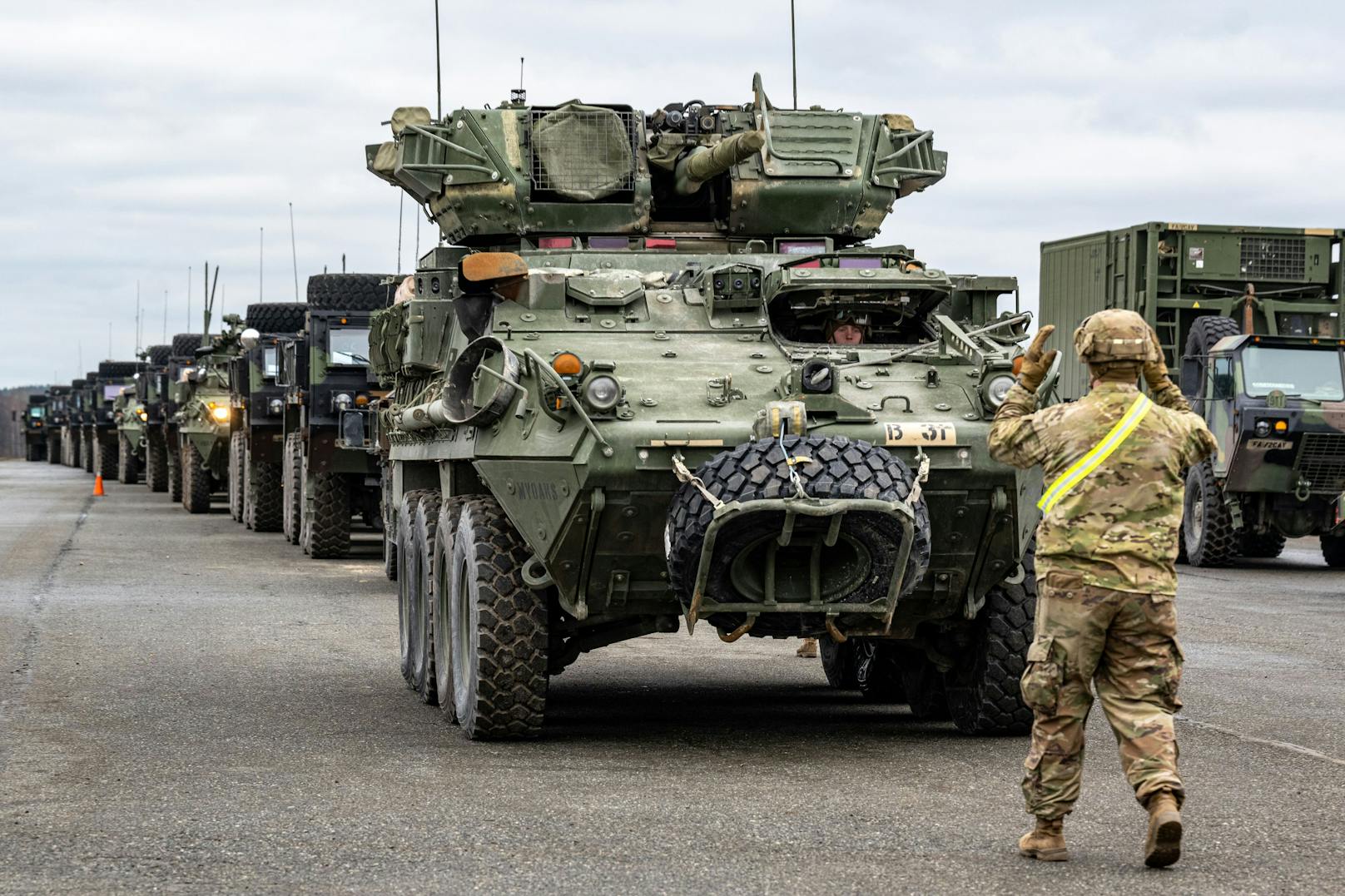 Ein Radpanzer vom Typ Stryker der US-Armee ist am 1. August 2023 in einen tödlichen Unfall auf der bayrischen Autobahn A93 verwickelt worden.