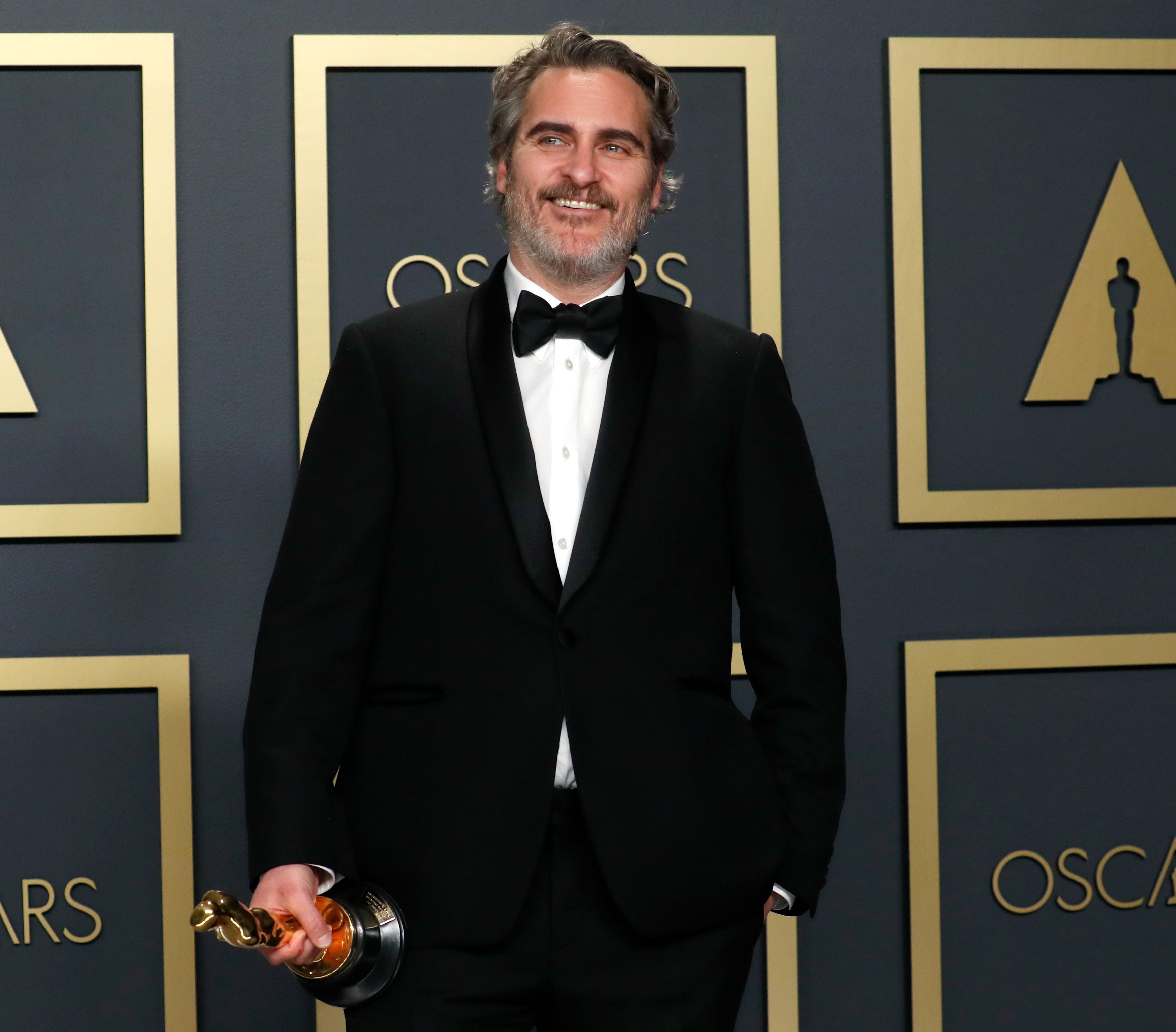 Oscar Gewinner Joaquin Phoenix schlägt zu.