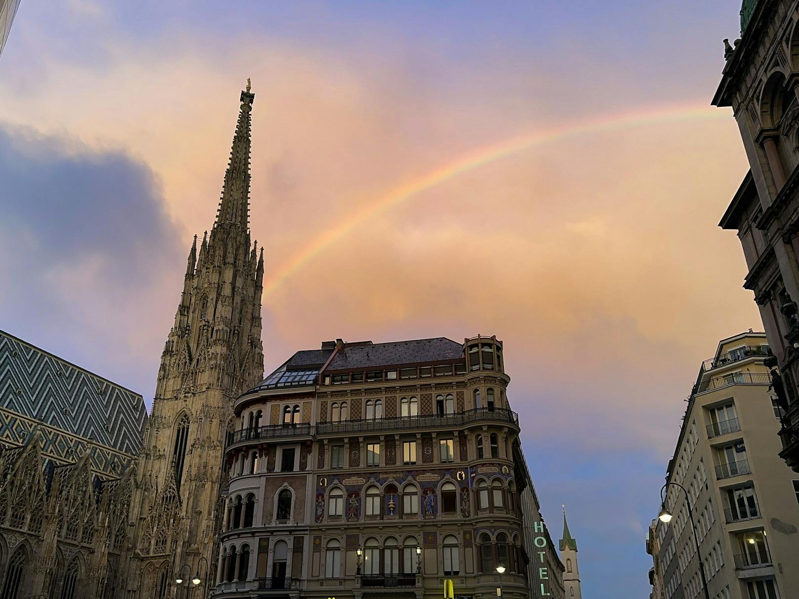 Ein atemberaubender Sonnenuntergang begeisterte tausende Wiener am Dienstagabend.