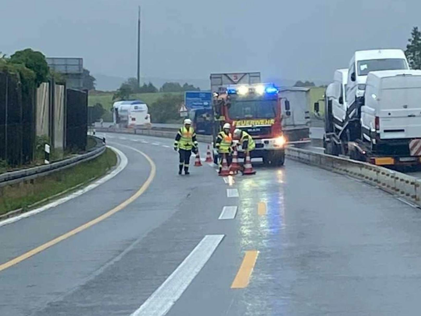 Die Feuerwehr Weiden in der Oberpfalz war an den Aufräum- und Absicherungsarbeiten auf der A93 beteiligt.